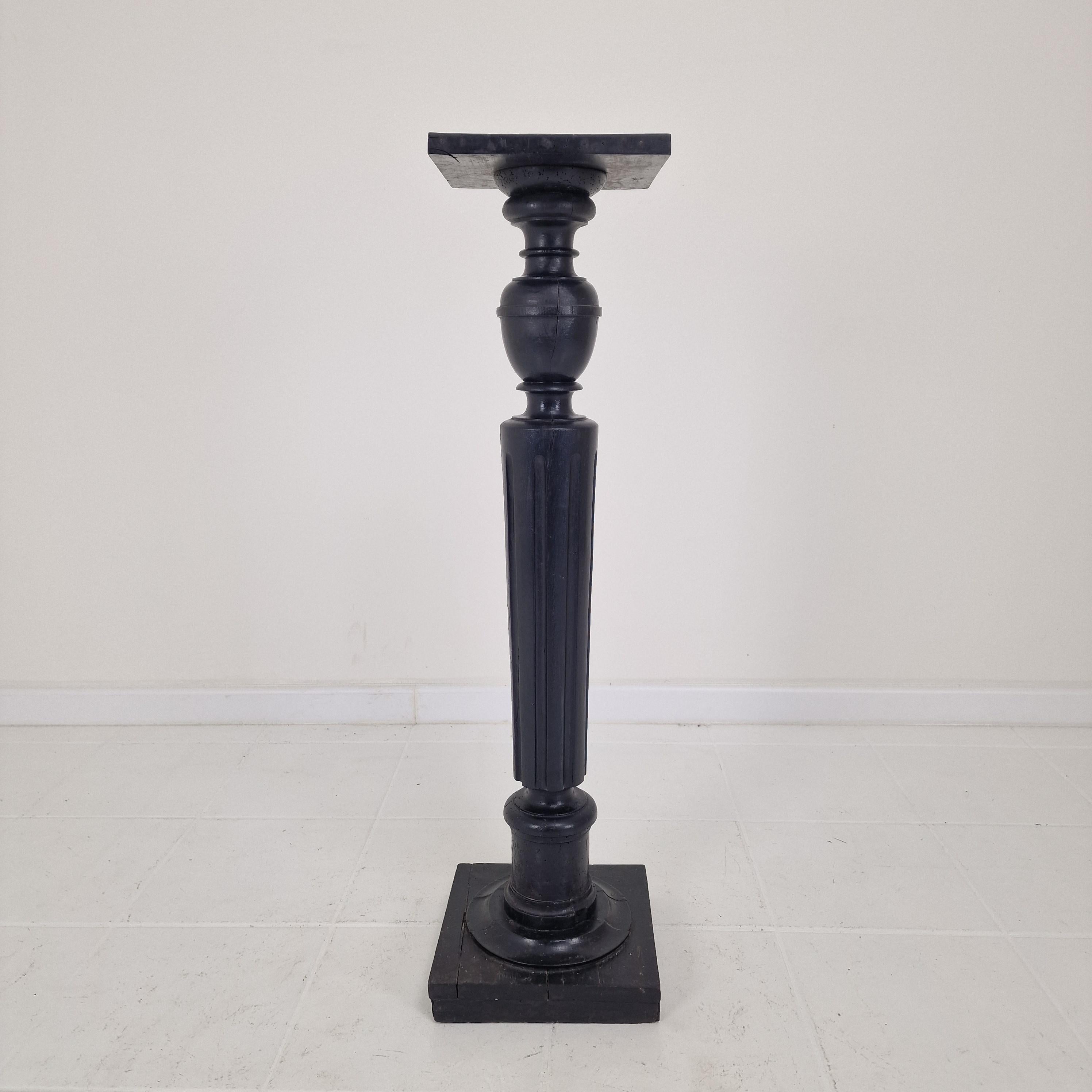 Elegant Antique Wooden Pedestal – 19th Century French Craftsmanship (Französisch) im Angebot