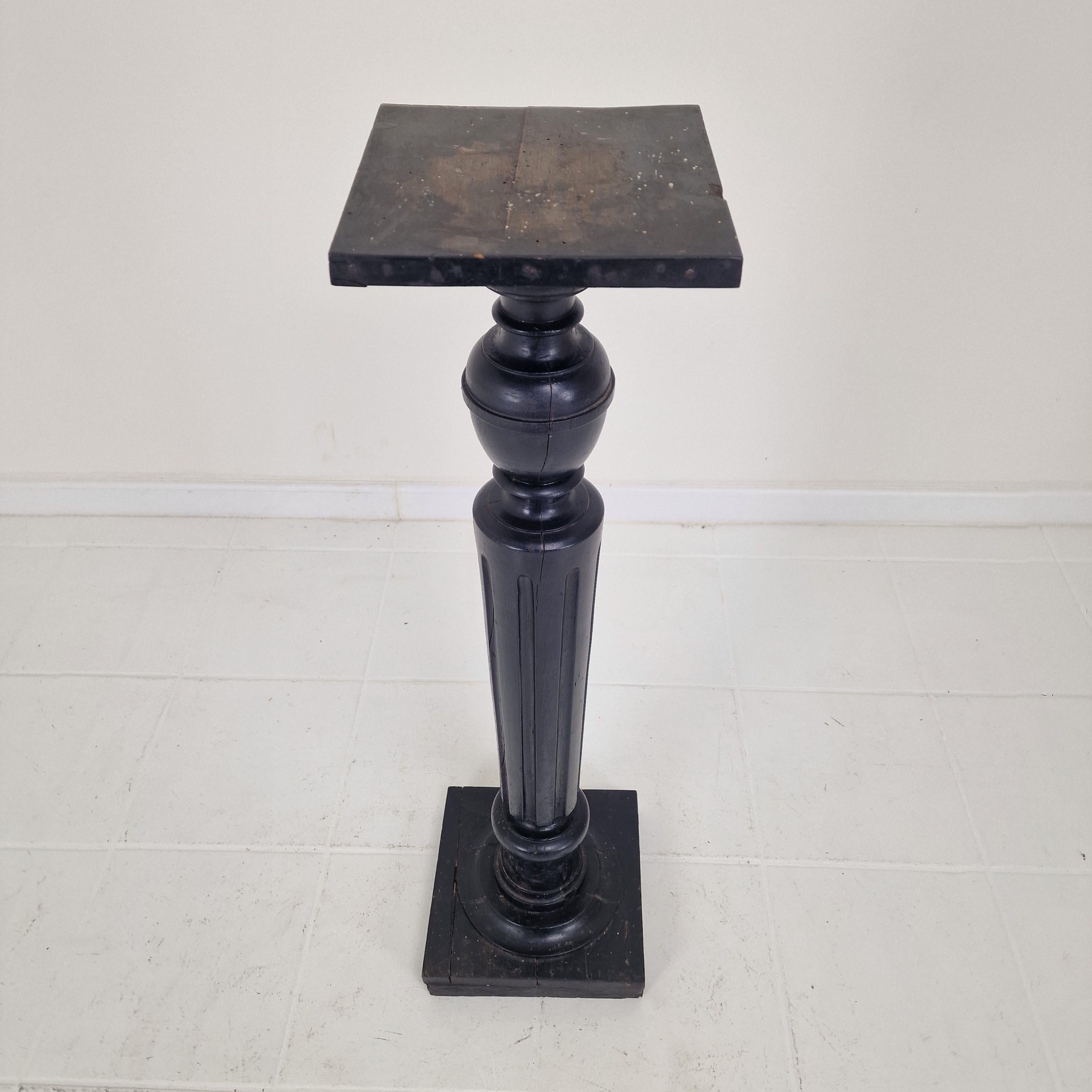 Elegant Antique Wooden Pedestal – 19th Century French Craftsmanship (Handgefertigt) im Angebot