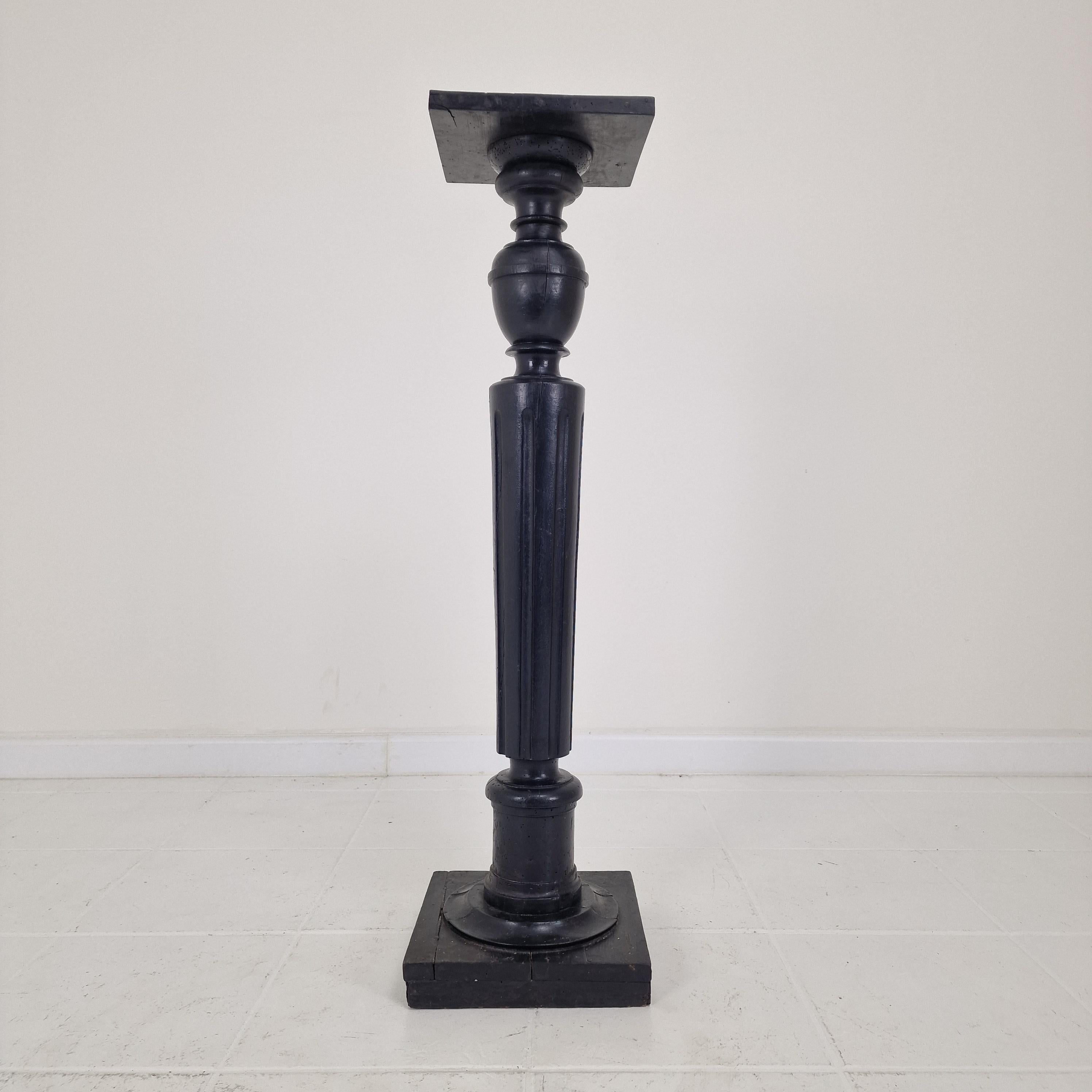 Elegant Antique Wooden Pedestal – 19th Century French Craftsmanship im Zustand „Relativ gut“ im Angebot in Oud Beijerland, NL