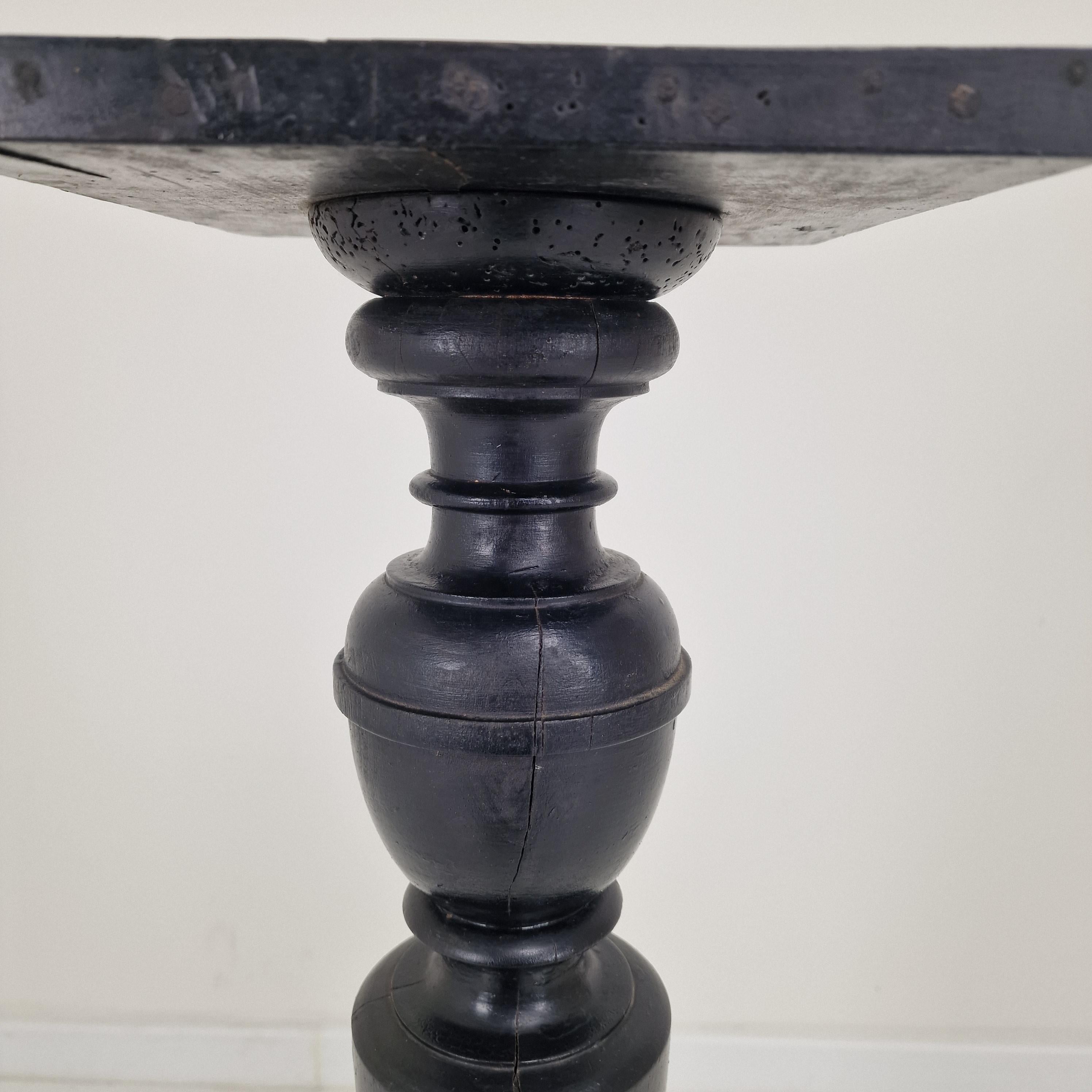 Elegant Antique Wooden Pedestal – 19th Century French Craftsmanship (Holz) im Angebot