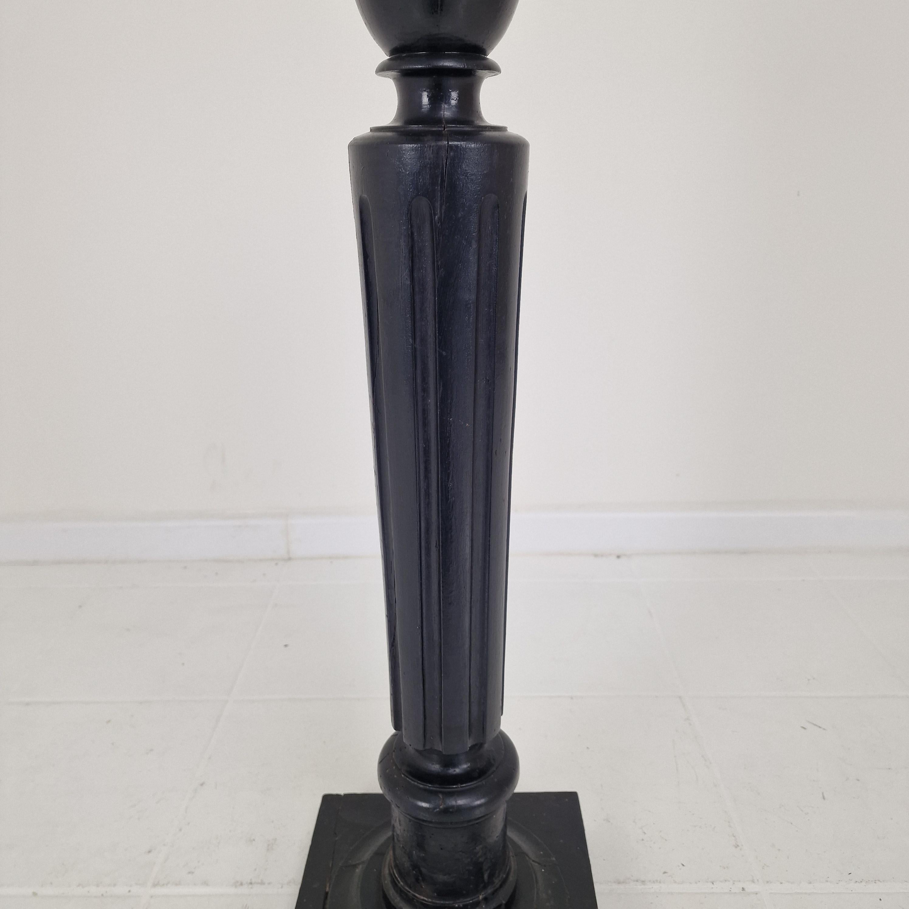 Elegant Antique Wooden Pedestal – 19th Century French Craftsmanship im Angebot 1