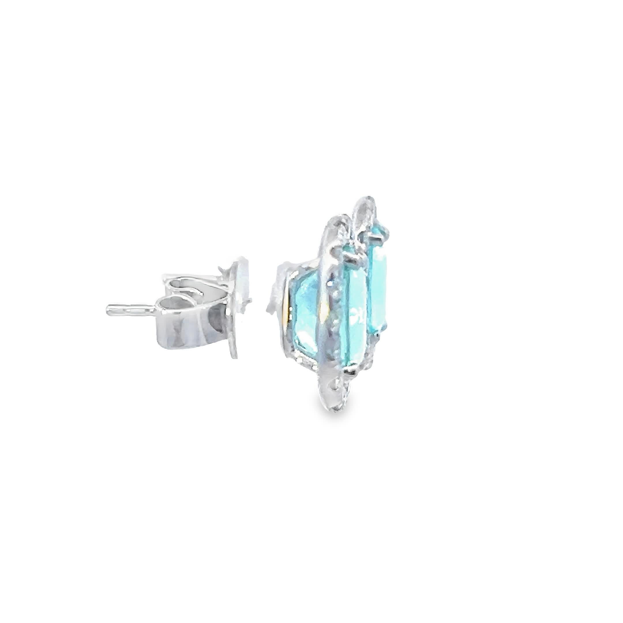 Abbaglia e risplendi con questi squisiti orecchini di acquamarina, circondati da un'aureola di diamanti scintillanti. L'accessorio perfetto per elevare qualsiasi ensemble con un tocco di lusso e raffinatezza.