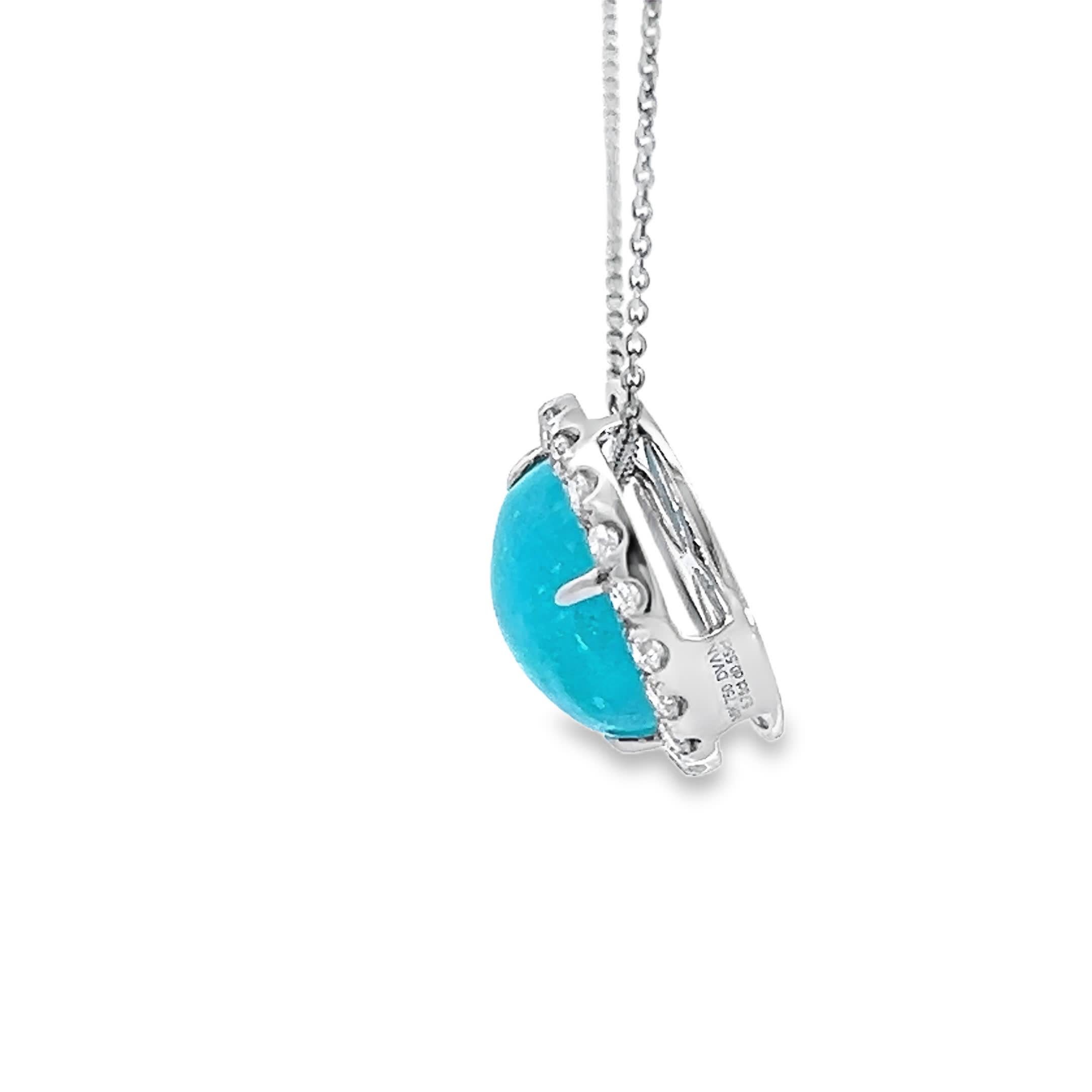 Scopri il fascino di questo splendido pendente con gemma color acqua, elegantemente incorniciato da un'aureola di diamanti scintillanti. Perfetto per aggiungere un tocco di raffinatezza a qualsiasi outfit, questo pezzo è un must per gli amanti dei