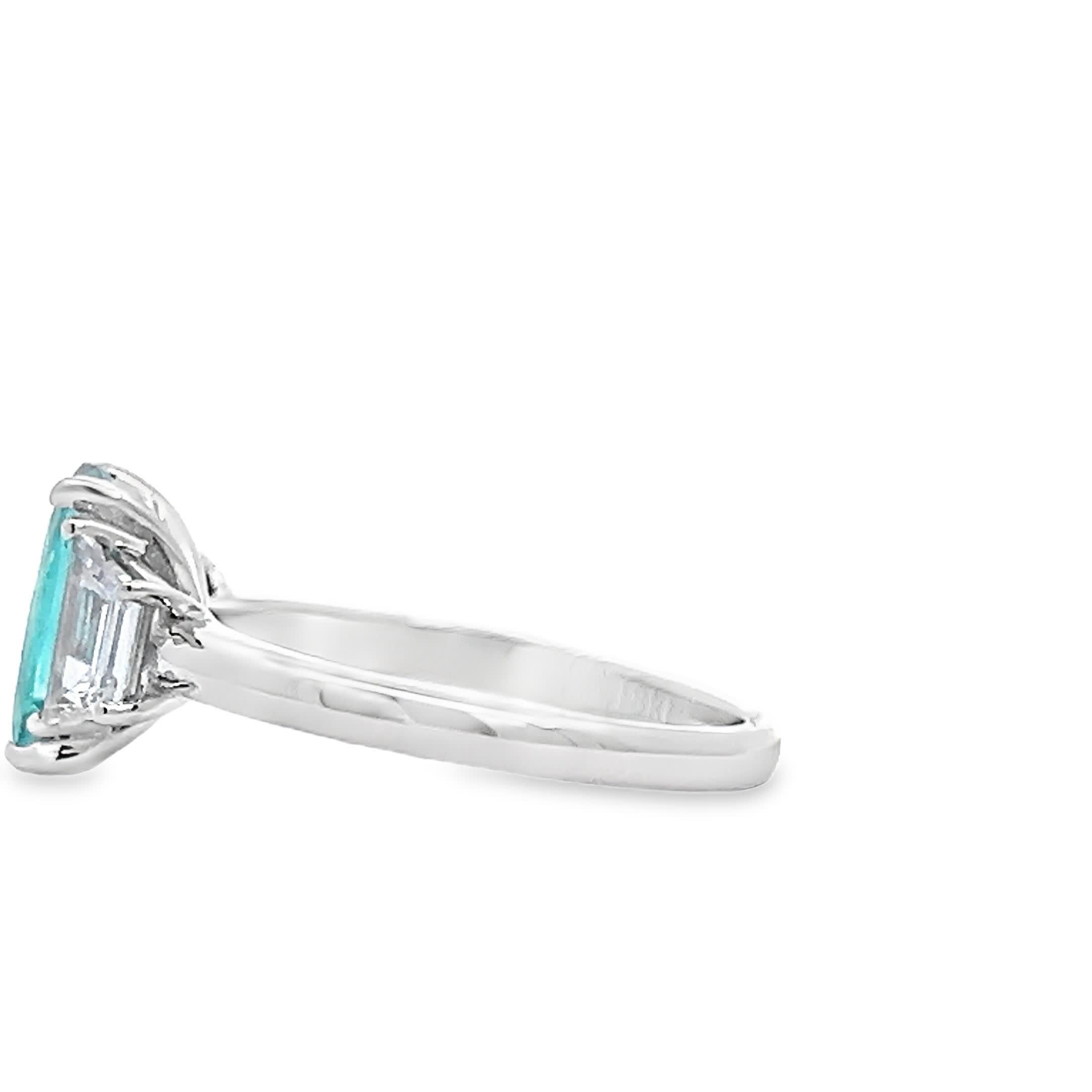 Entdecken Sie die exquisite Schönheit dieses Rings aus Aquamarin und Diamant. Dieses Schmuckstück mit einem atemberaubenden Aquamarin in der Mitte wird von funkelnden Diamanten flankiert, die seine Brillanz verstärken. Perfekt für besondere Anlässe