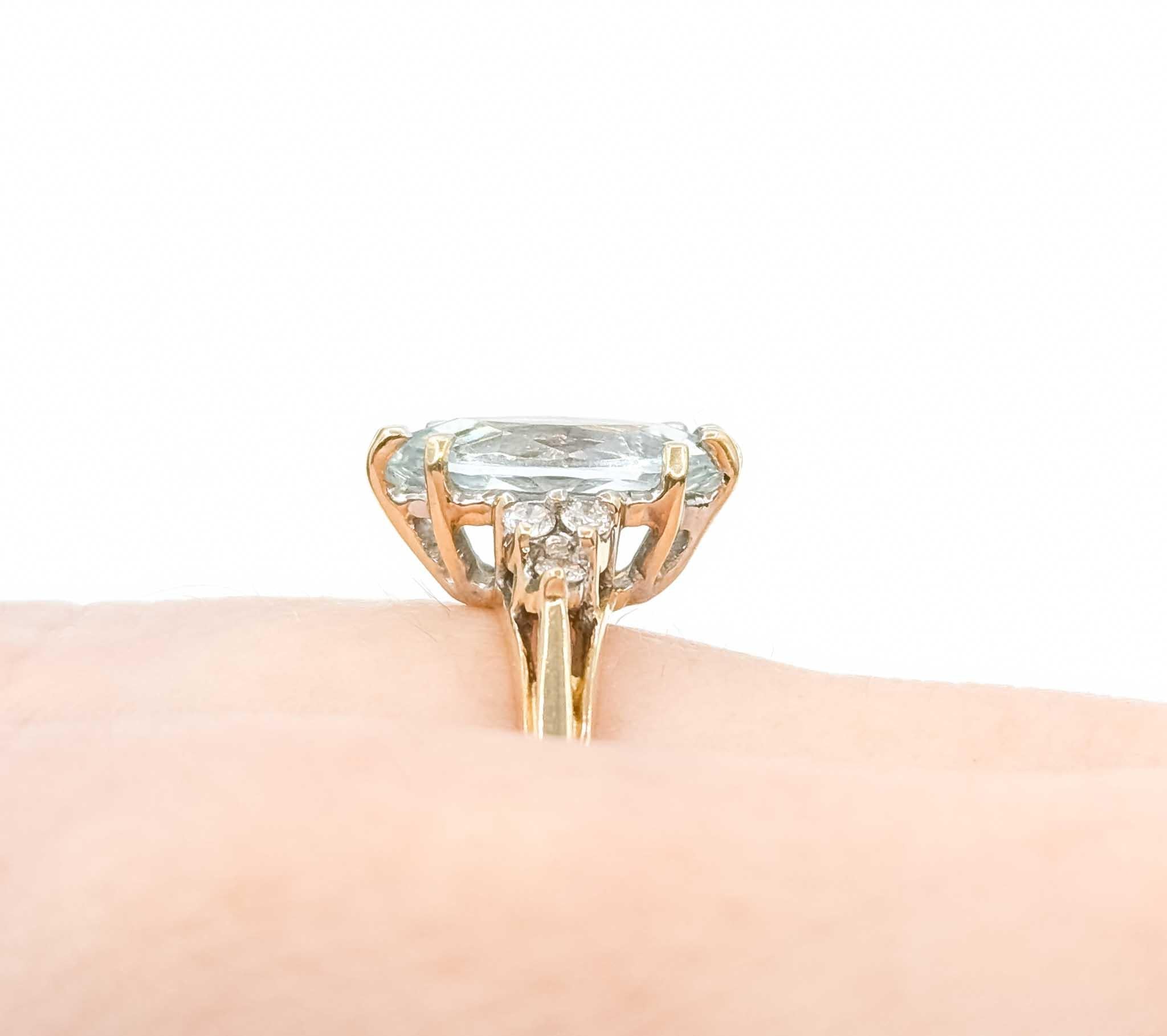 Taglio marquise Anello Eleg con acquamarina e diamanti in oro giallo 10k in vendita