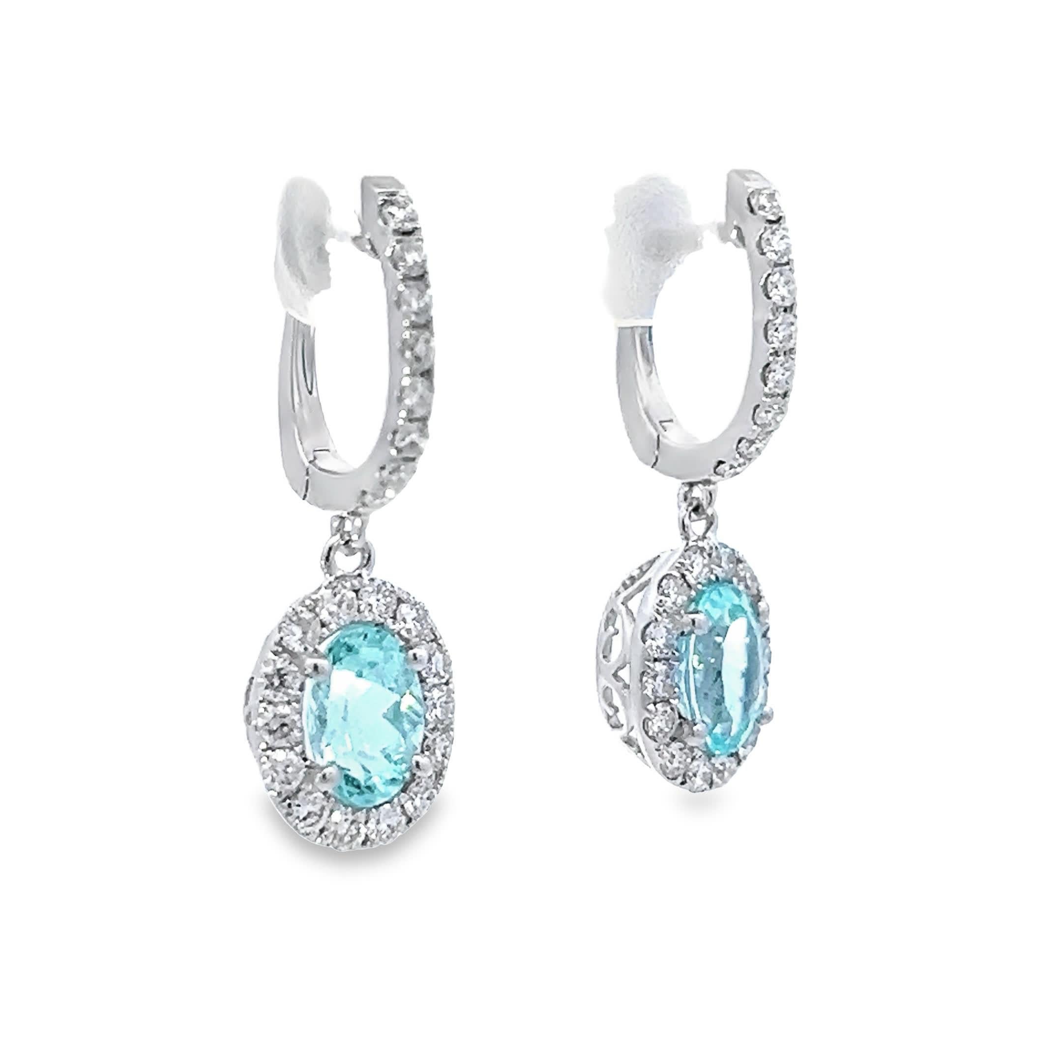 Tendi le tue orecchie con il fascino fresco di questi eleganti orecchini a goccia di acquamarina, perfetti per dare un tocco di raffinatezza a qualsiasi ensemble. La scintillante aureola di diamanti circonda la serena tonalità blu delle acquemarine,