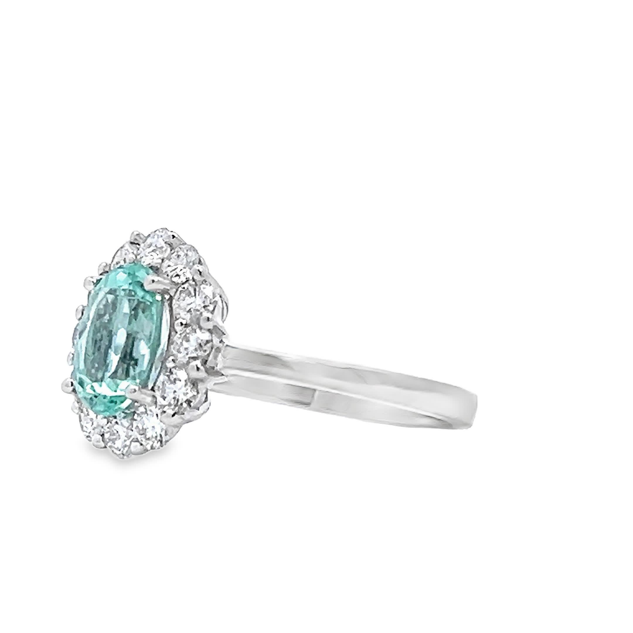Donna Eleganza dell'anello con aureola di acquamarina in vendita