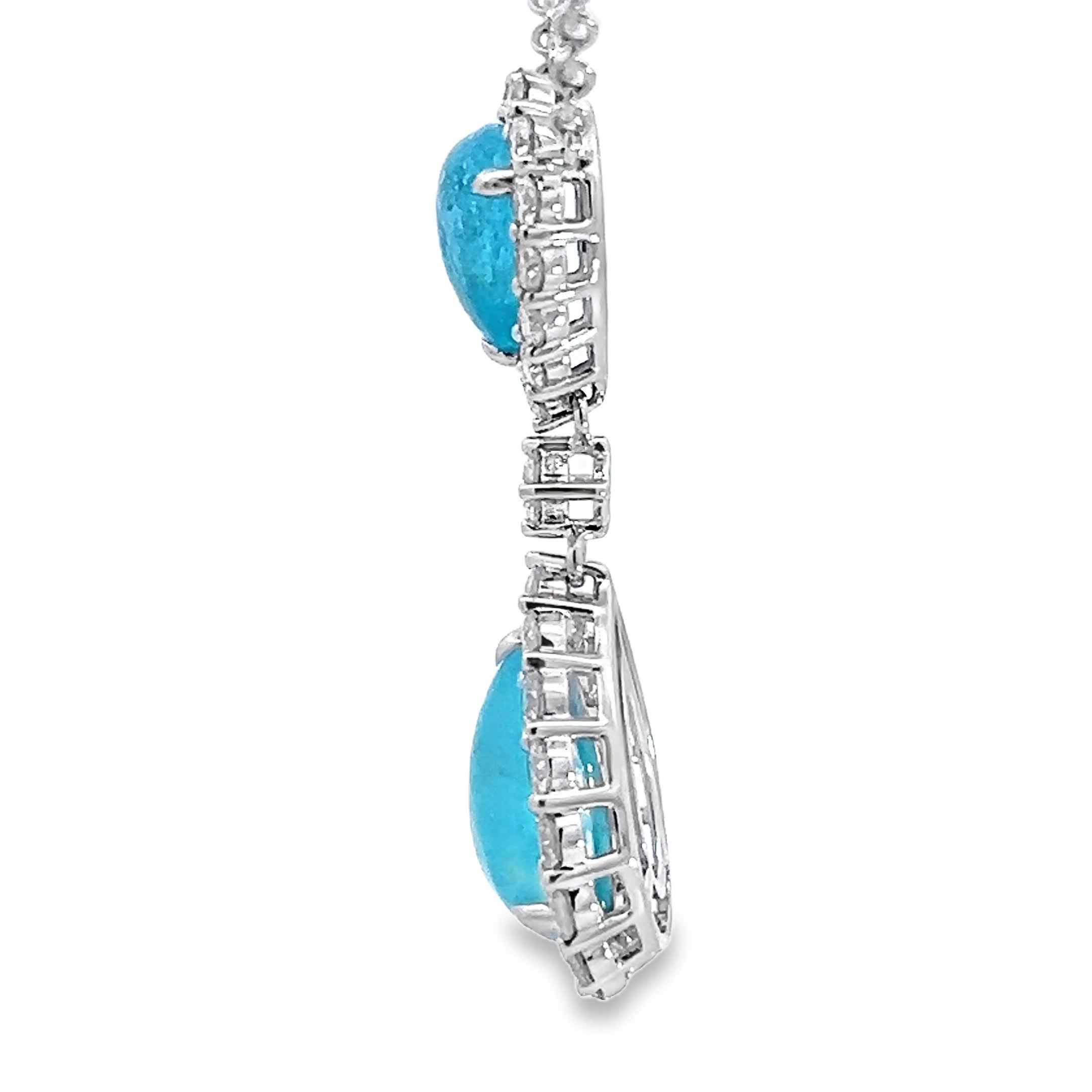 Ce superbe collier pendentif en aigue-marine présente deux pierres exquises en forme de poire, chacune entourée d'un halo de diamants étincelants. Le design délicat capture l'essence de l'élégance, ce qui en fait un accessoire parfait pour toutes