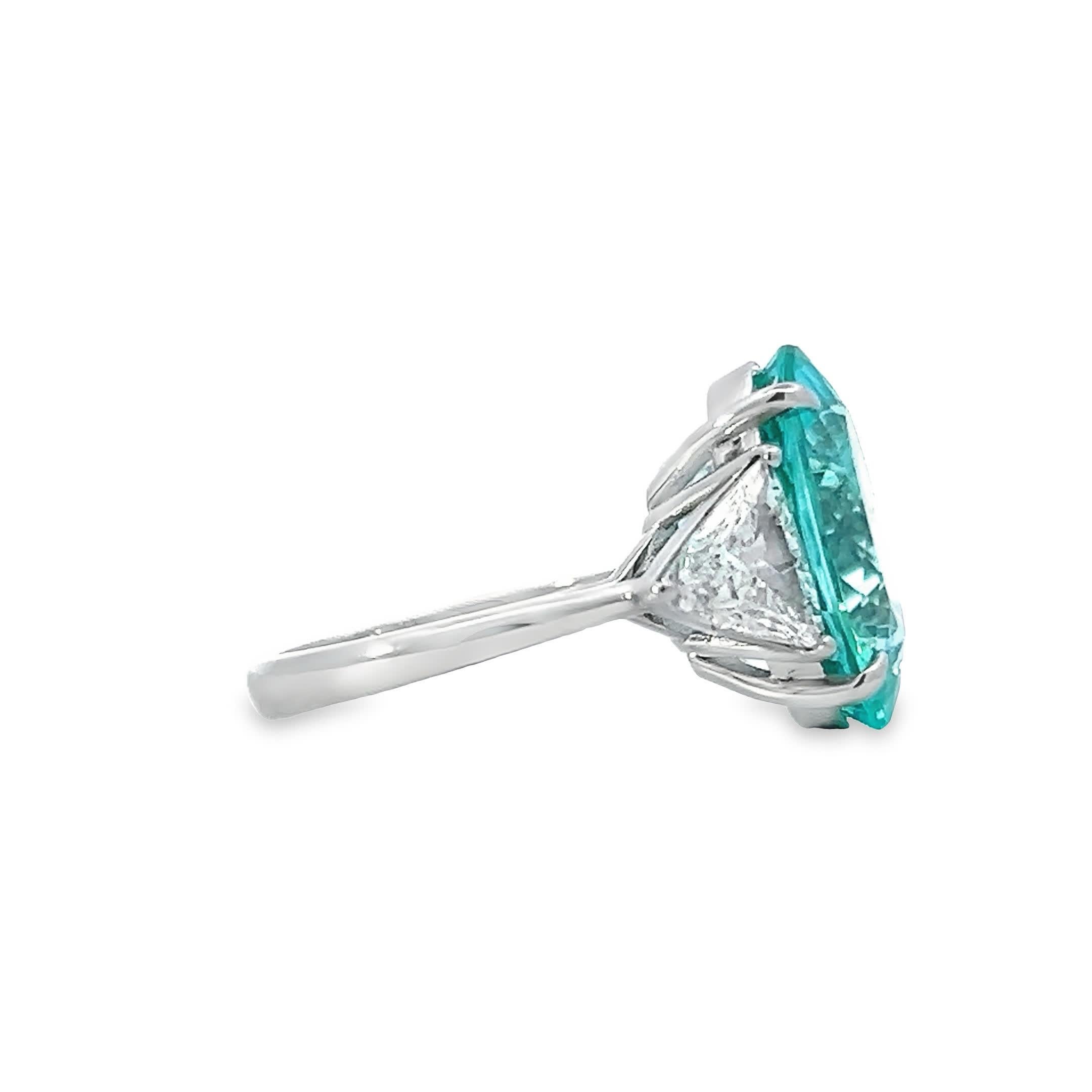 Entdecken Sie die Raffinesse dieses atemberaubenden Aquamarinrings mit einem faszinierenden ozeanblauen Edelstein, der von funkelnden Diamanten umrahmt wird. Sein zeitloses Design strahlt Luxus und Stil für den modernen Genießer aus.
