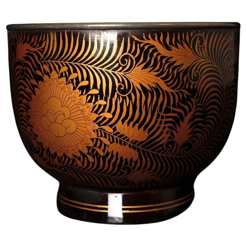 Elegant Arabesque-Design Lacquer Bowl with Metal Rim, Late Edo Period