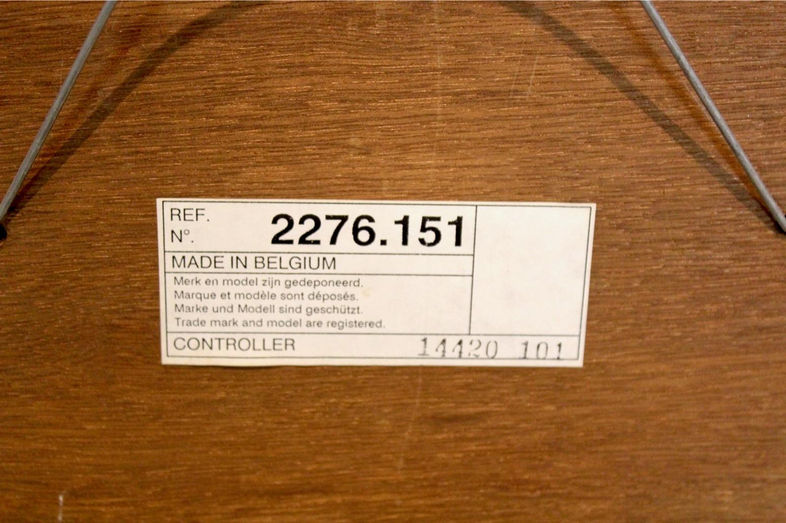 Eleganter gewölbter Bogenspiegel mit Messing-Akzenten von Deknudt Belgium (Moderne der Mitte des Jahrhunderts) im Angebot