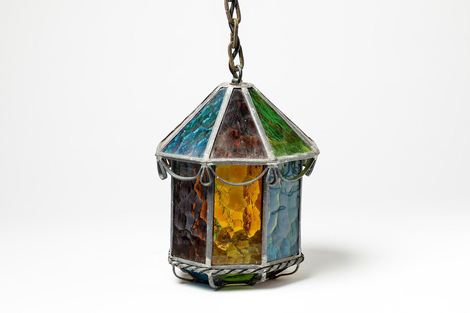 Elegant and architectural glass lantern.

Decorative electric lantern with many colors.

Produced in France, circa 1960.

Electric system is ok.

Good original conditions.

Dimensions without metal chain: 25 x 20 x 20cm.