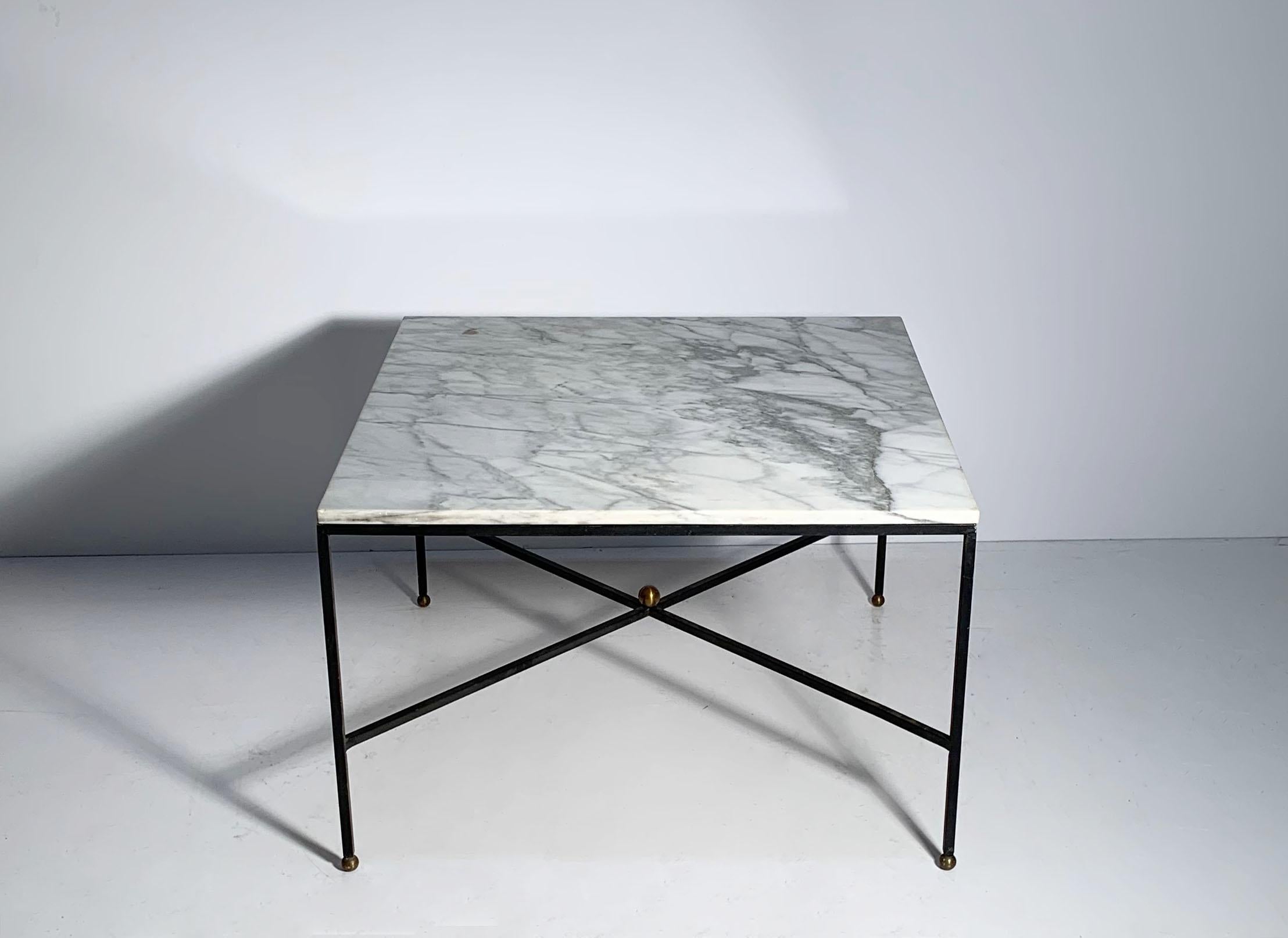 Elegante mesa de centro arquitectónica de mediados de siglo, de hierro y mármol, con pies de esfera de latón y detalle central. Probablemente italiano.  Manera de Salterini y Paul McCobb, posiblemente Frederick Weinberg

Hermoso estado. Pequeño