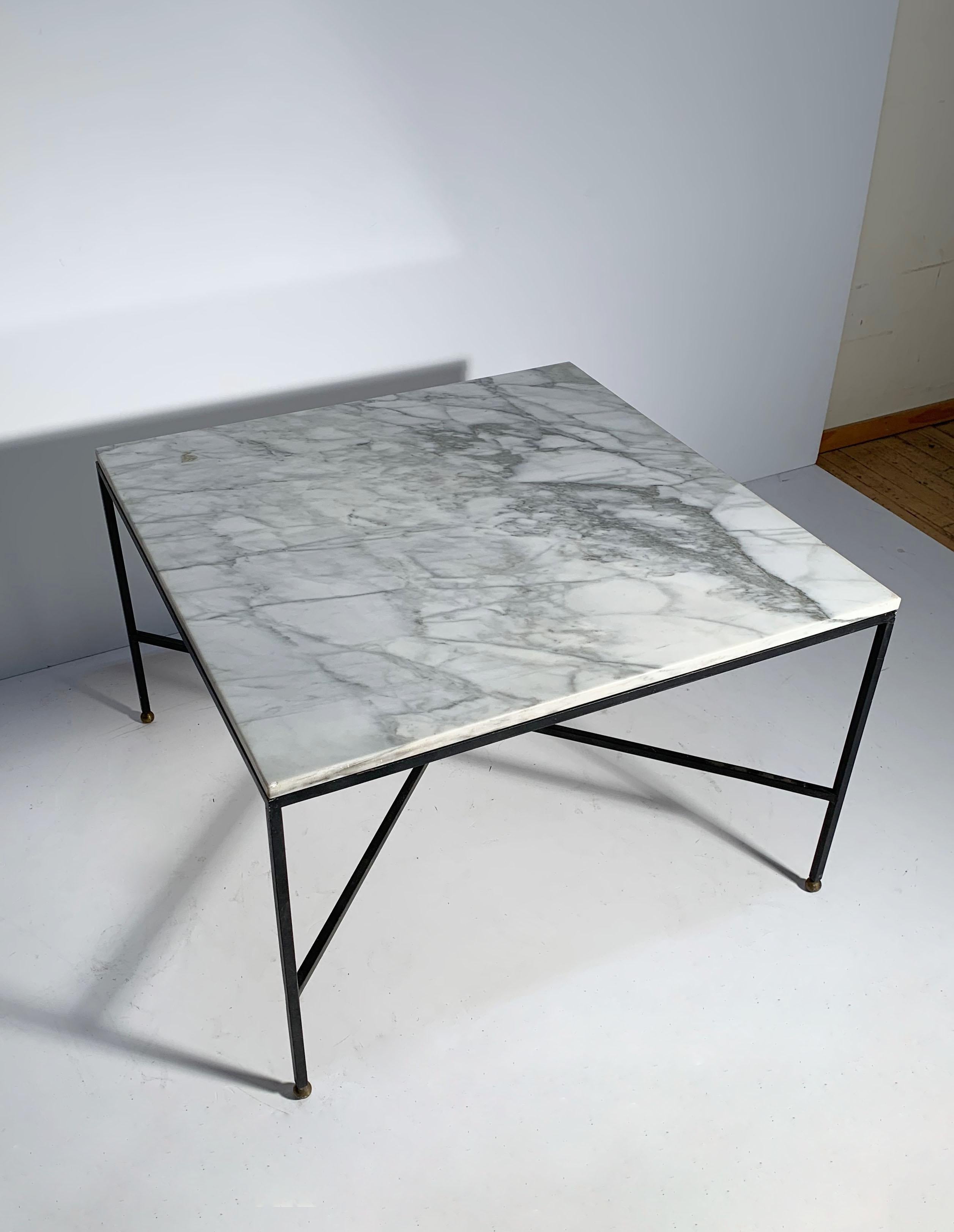 20ième siècle Elegance Architectural Modern Mid-Century Modern Italian Iron and Marble Coffee Table (table basse en fer et marbre) en vente
