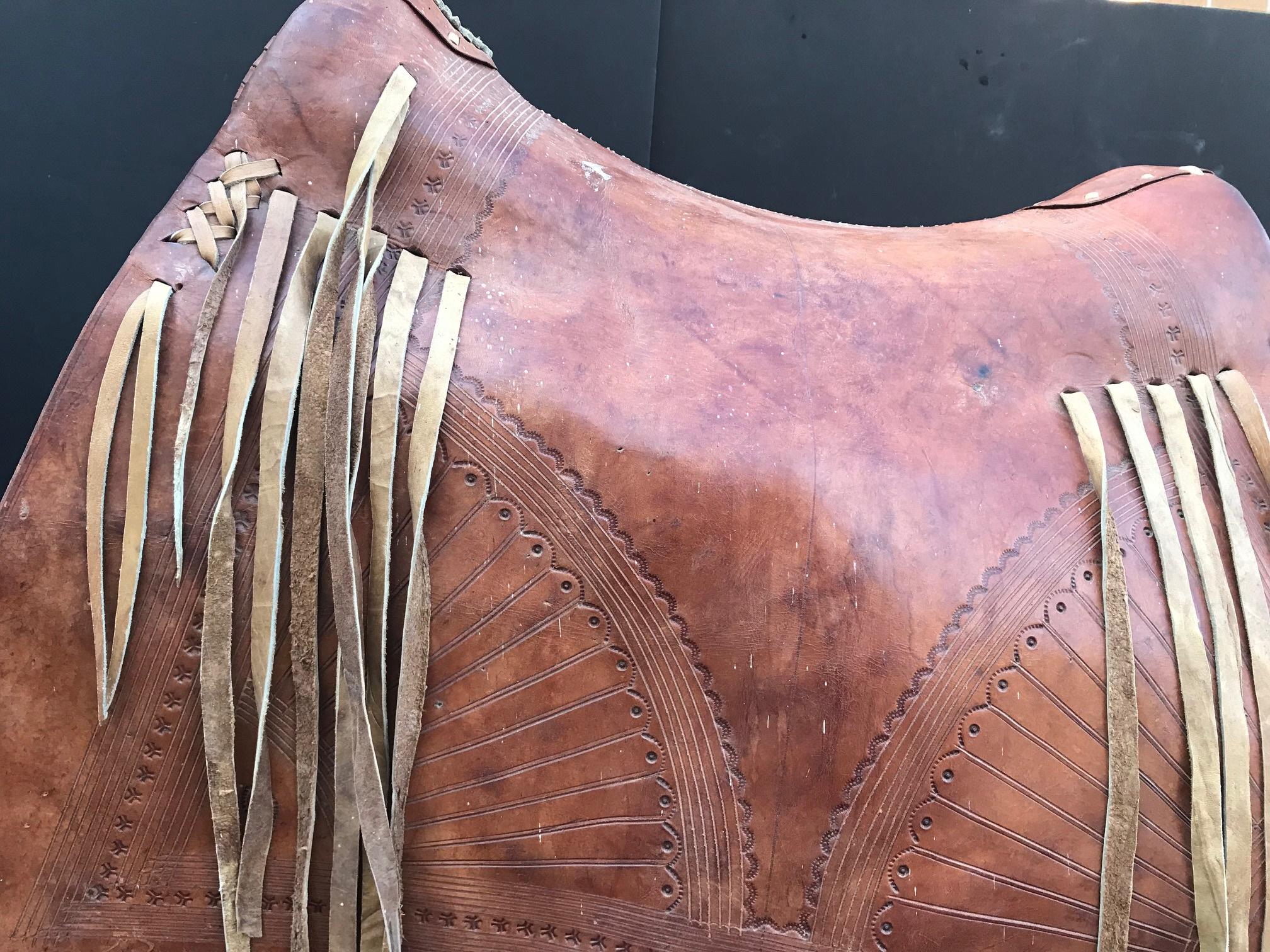Elegant Argentine Leather Horse Riding Gaucho Saddle with Tapaderos In Good Condition In Vero Beach, FL