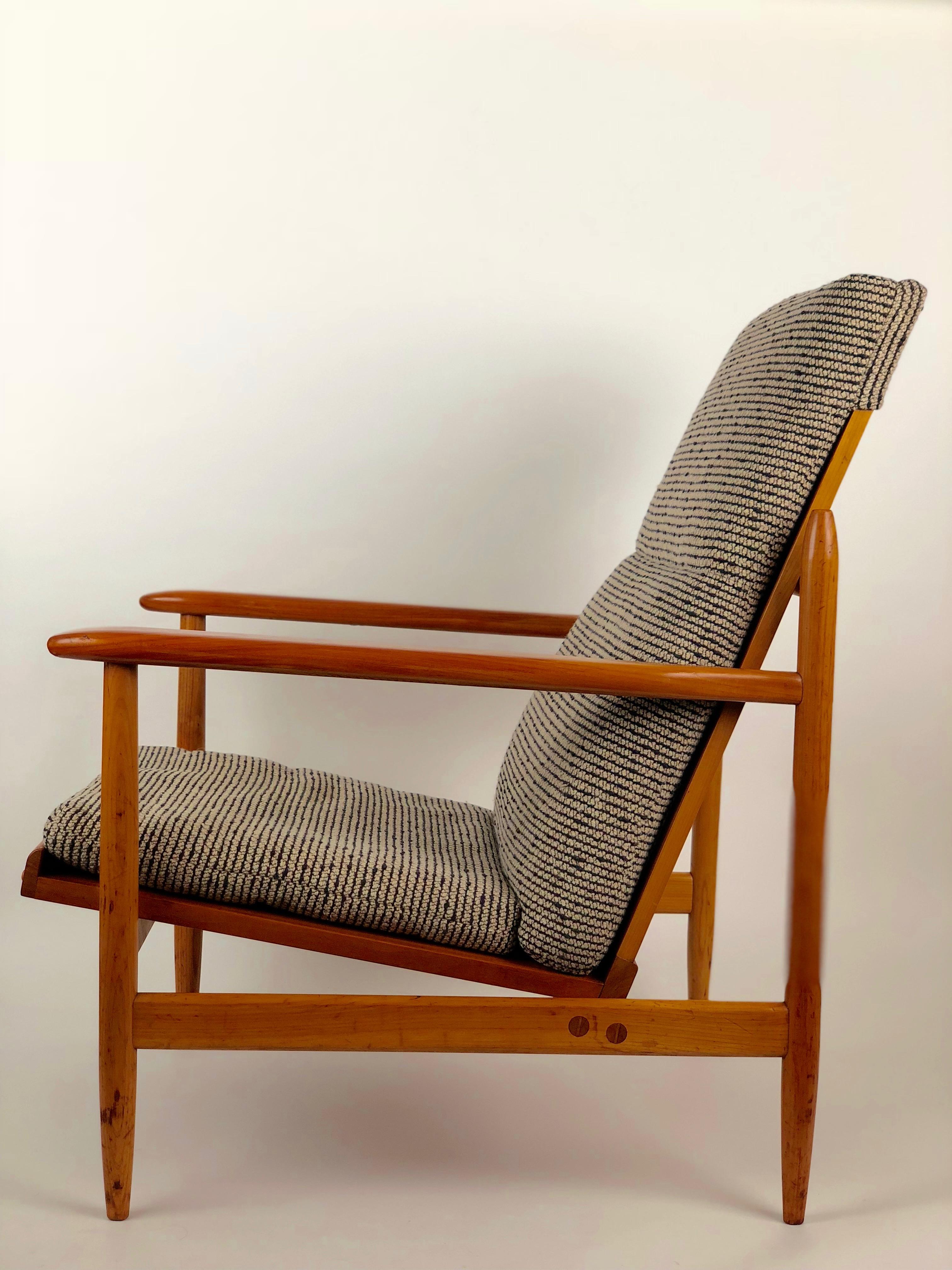 Mid-20th Century Elegant Armchair from Uluv in Cherry, 1960s, Czech Republic For Sale