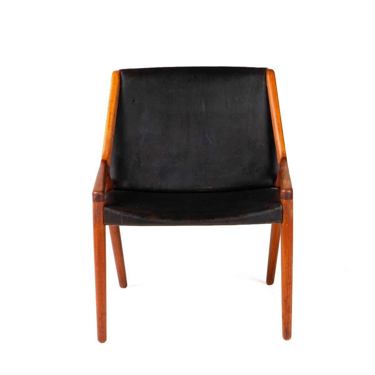 Elegant armchair designed by Ejner Larsen and Aksel Bender Madsen around 1951 and manufactured by Willy Beck, Copenhagen (metal label mounted underneath).
The chair is crafted from solid teak with a beautifully executed, handcrafted frame and