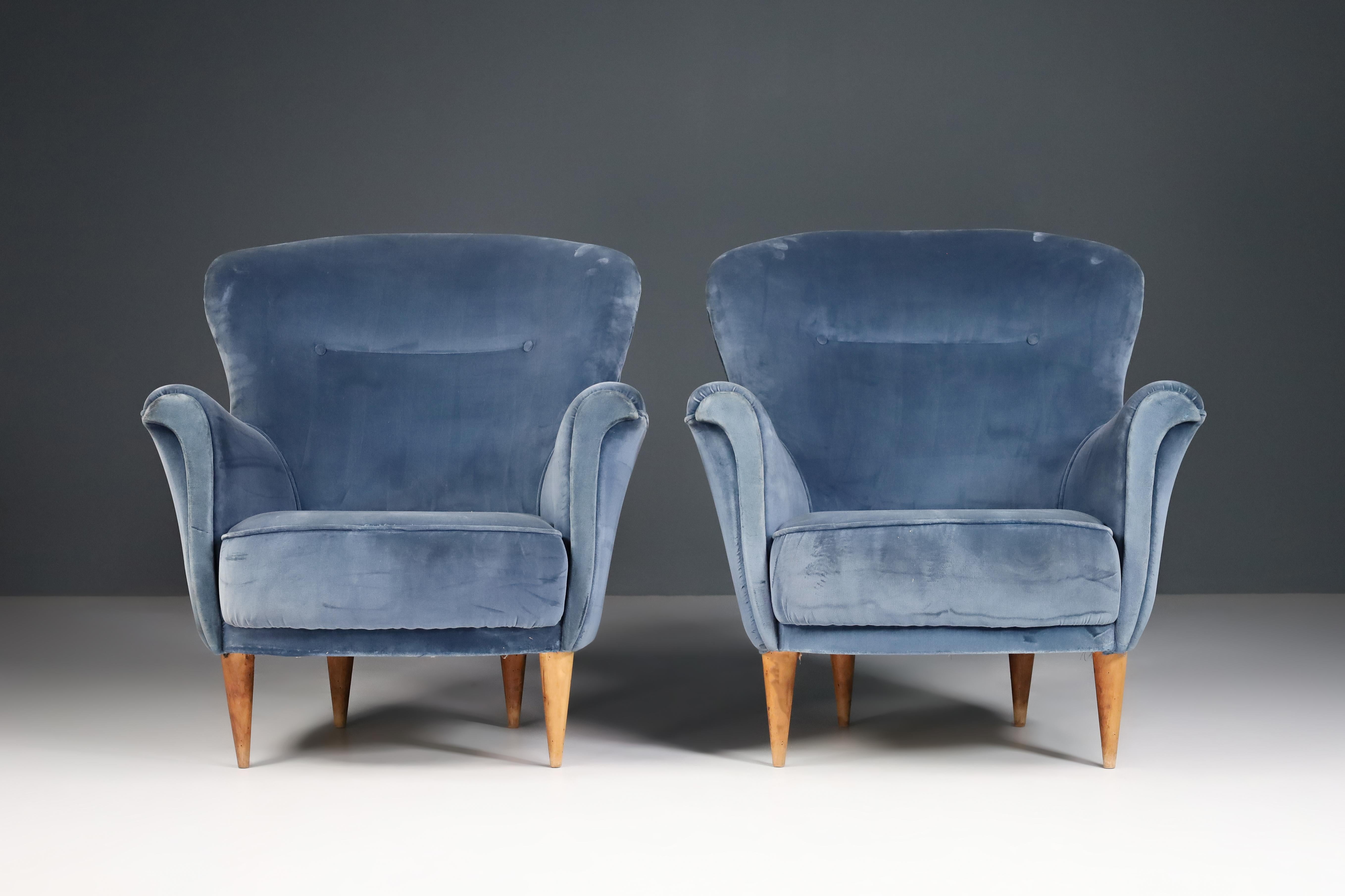Mid-Century Modern Elegant Armchairs with Tapered Wooden Legs attribute Cesare Lacca, Italy 1950s