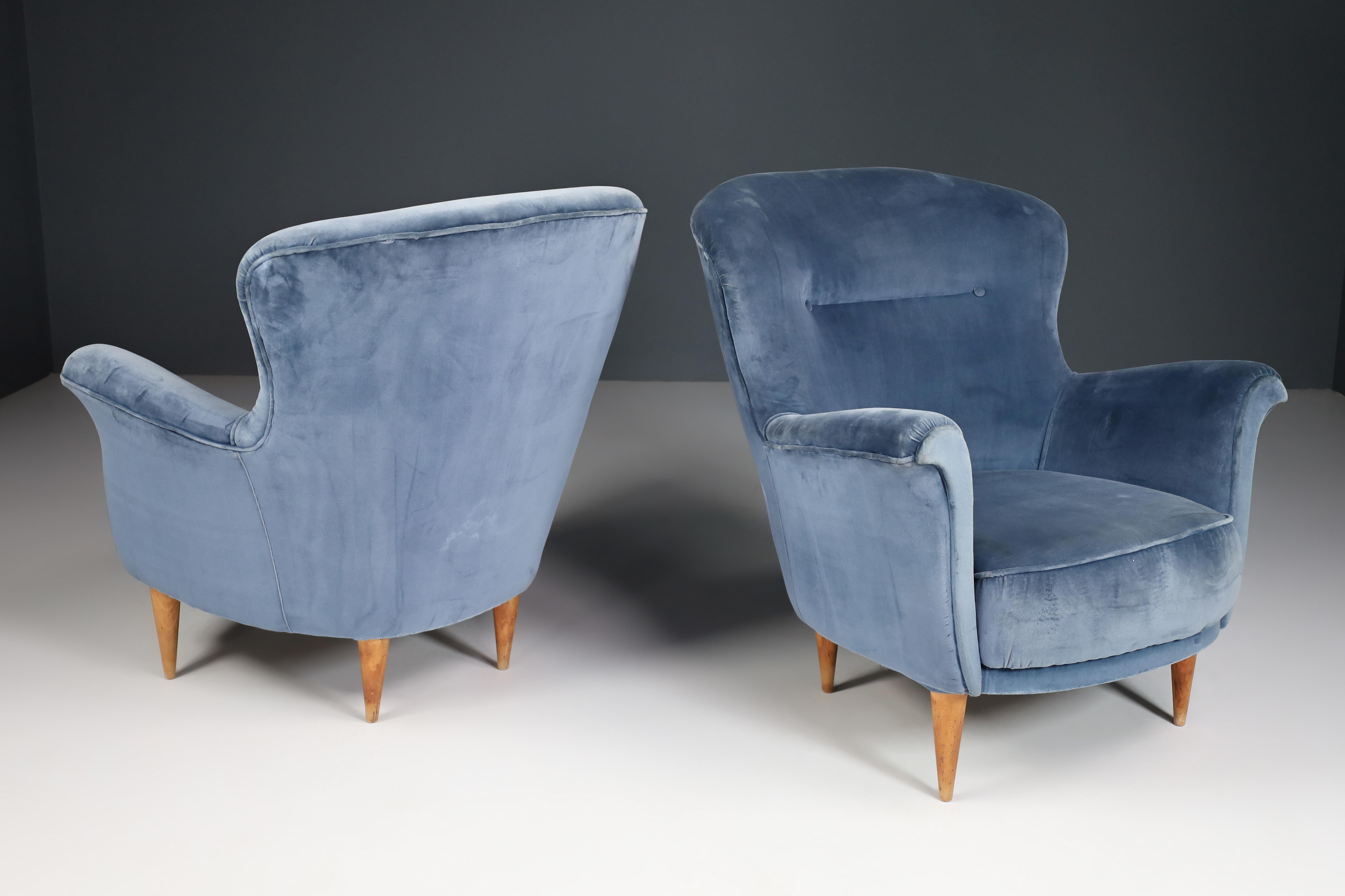 20th Century Elegant Armchairs with Tapered Wooden Legs attribute Cesare Lacca, Italy 1950s