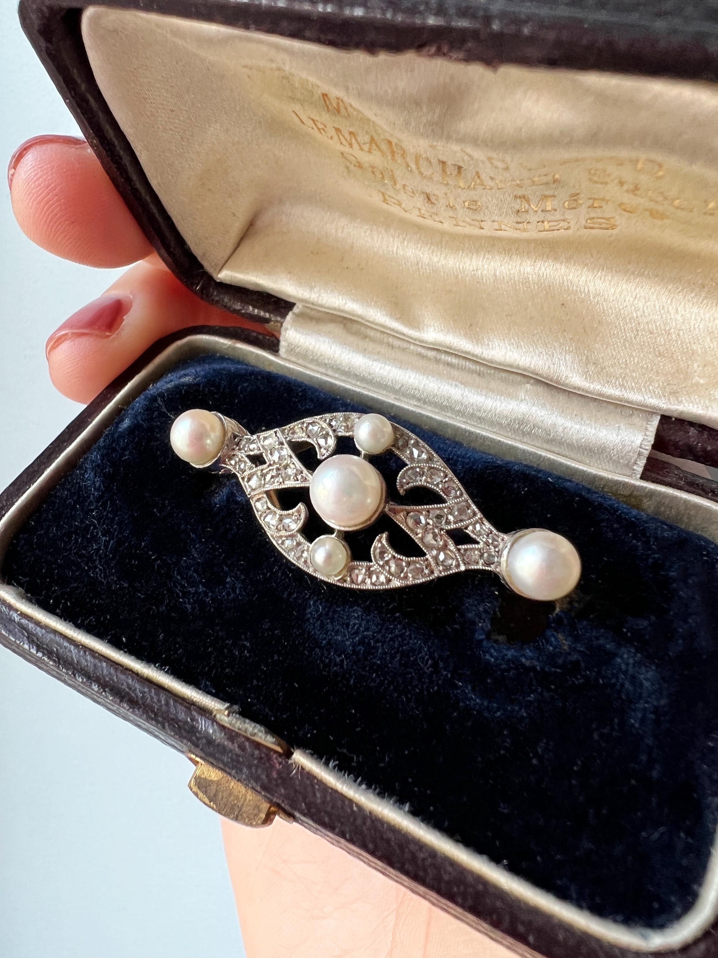 Diamanten und Perlen sind eine zeitlos klassische Kombination für Weihnachten. Die beiden Edelsteine ergänzen sich perfekt, wobei die Perlen den Glanz der Diamanten abmildern. Zum Verkauf steht eine raffinierte und sehr elegante Brosche aus der Zeit
