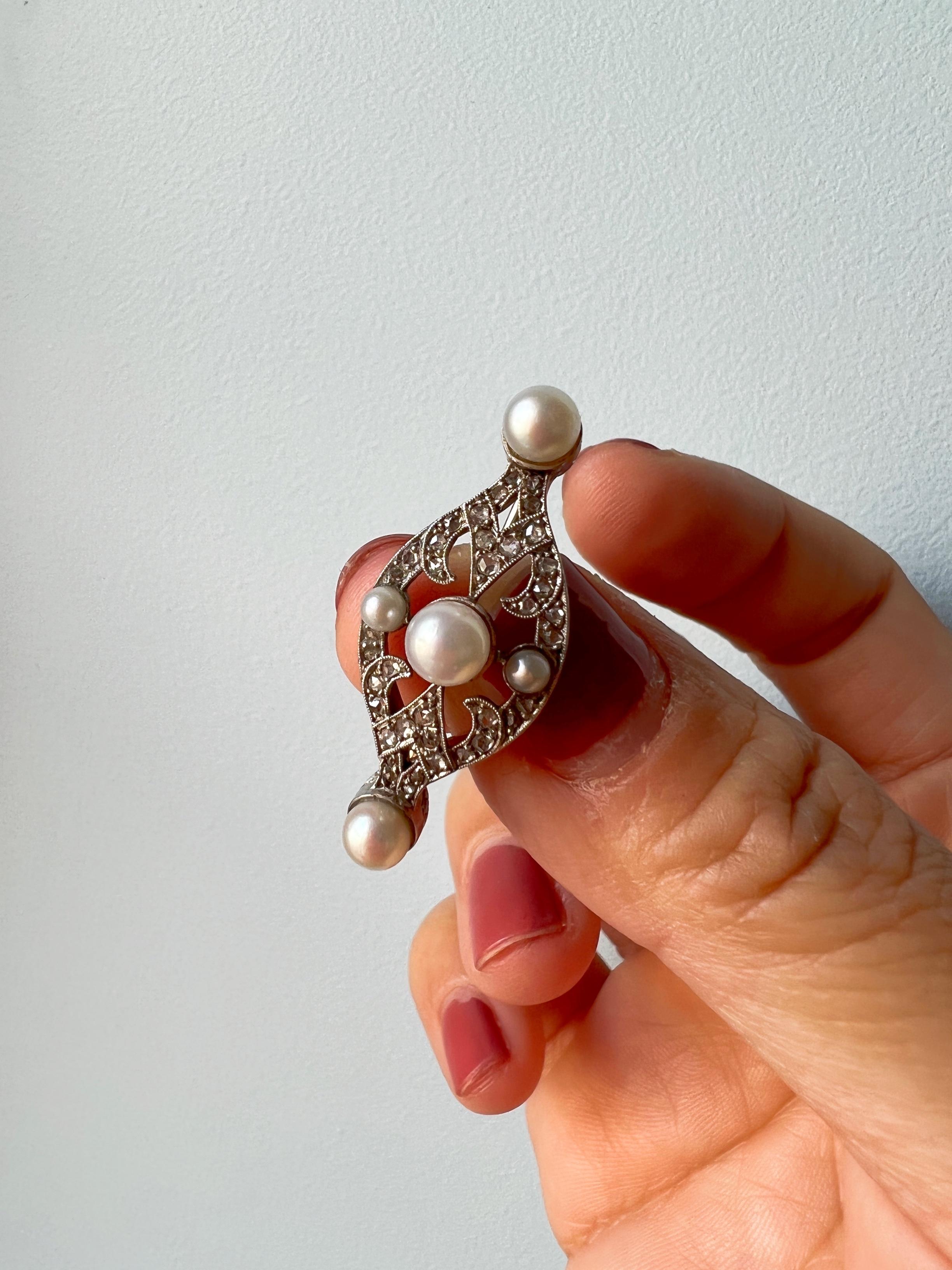 Art Deco Perlenbrosche aus 18 Karat Weißgold mit Diamanten (Rosenschliff)