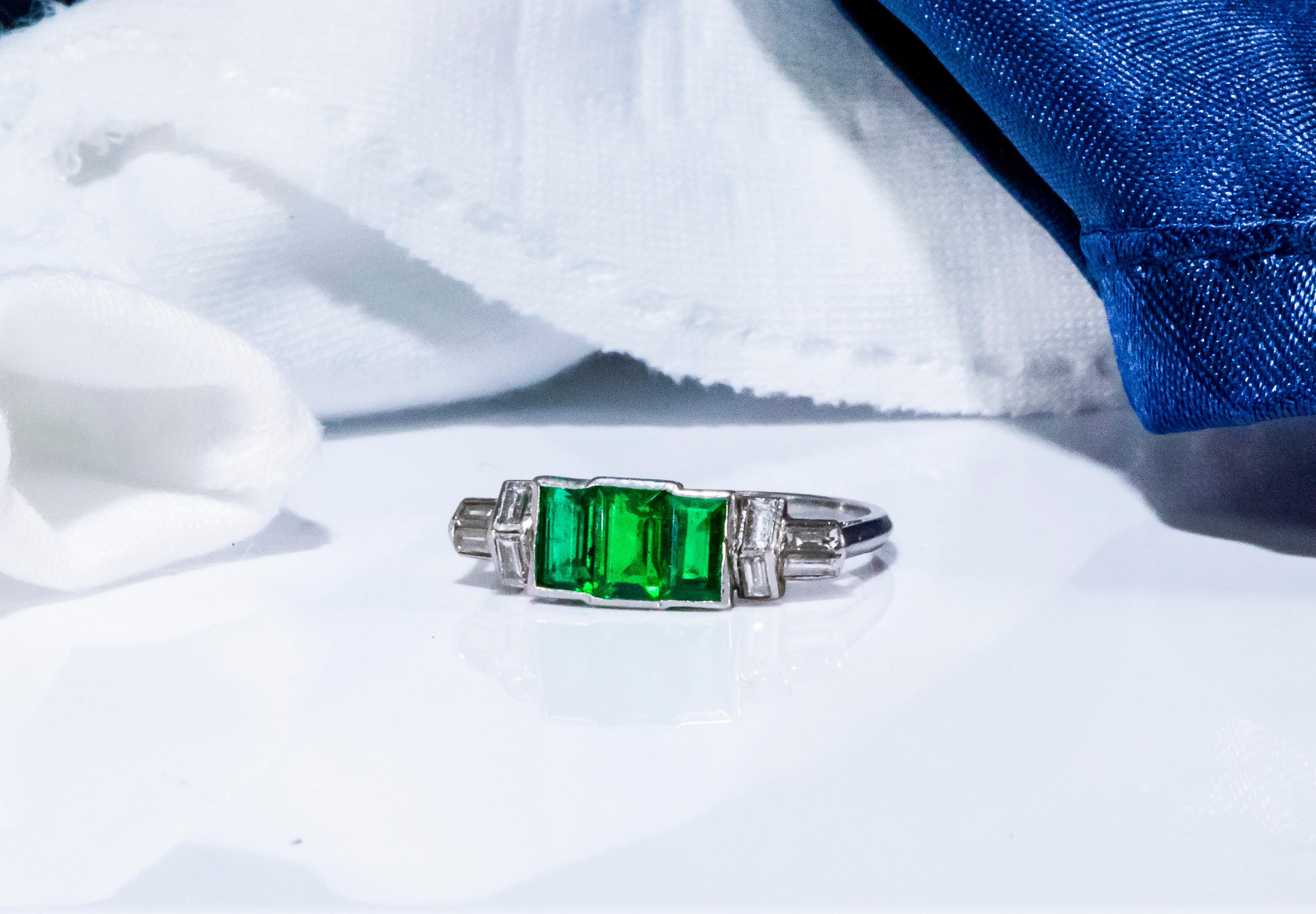Elegant Art Deco 1920s Platinum 2 Cts Emerald Cut Emerald & Diamond Trilogy Ring 10