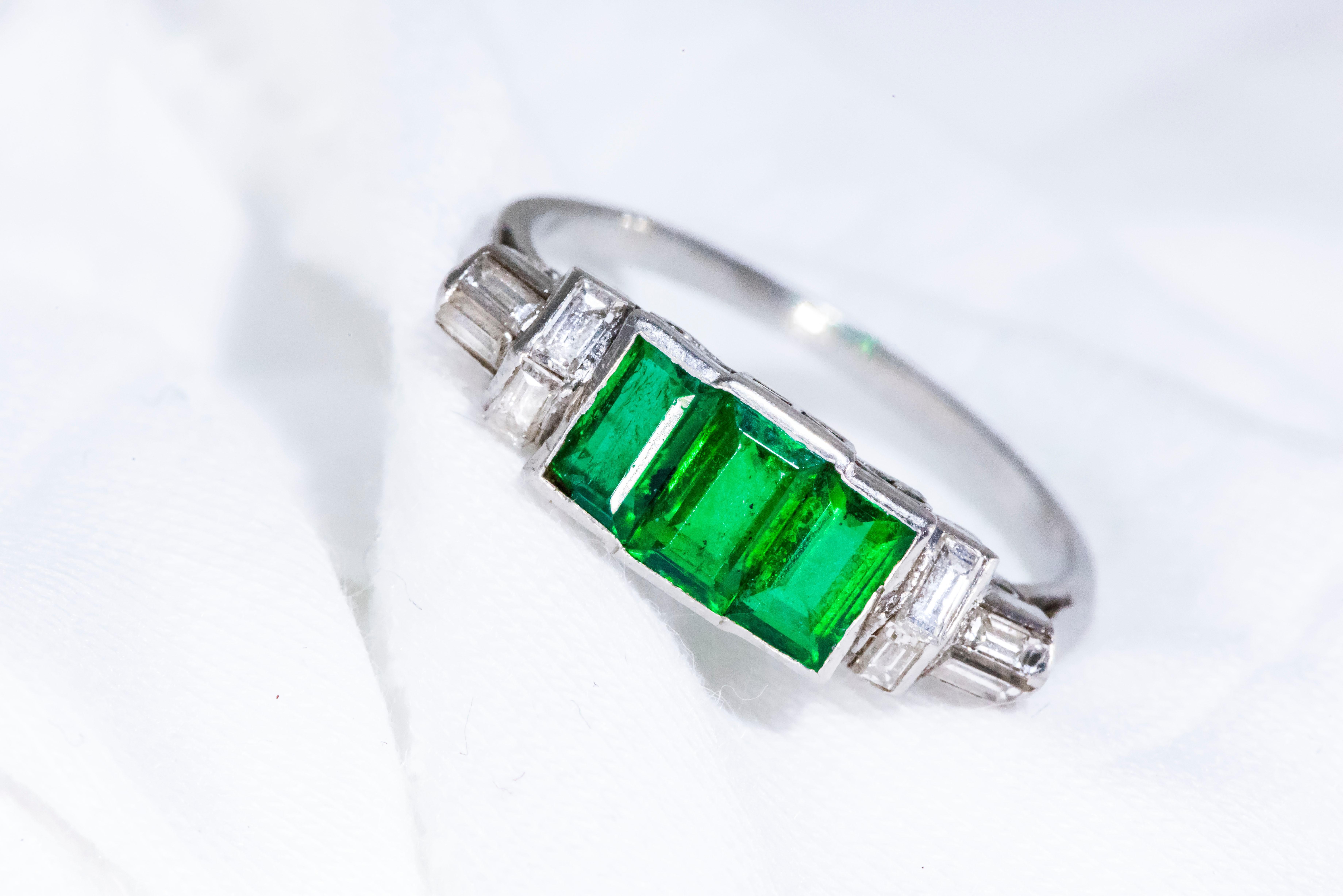 Elegant Art Deco 1920s Platinum 2 Ct Emerald Cut Emerald & Diamond Trilogy Ring In Good Condition In New york, NY
