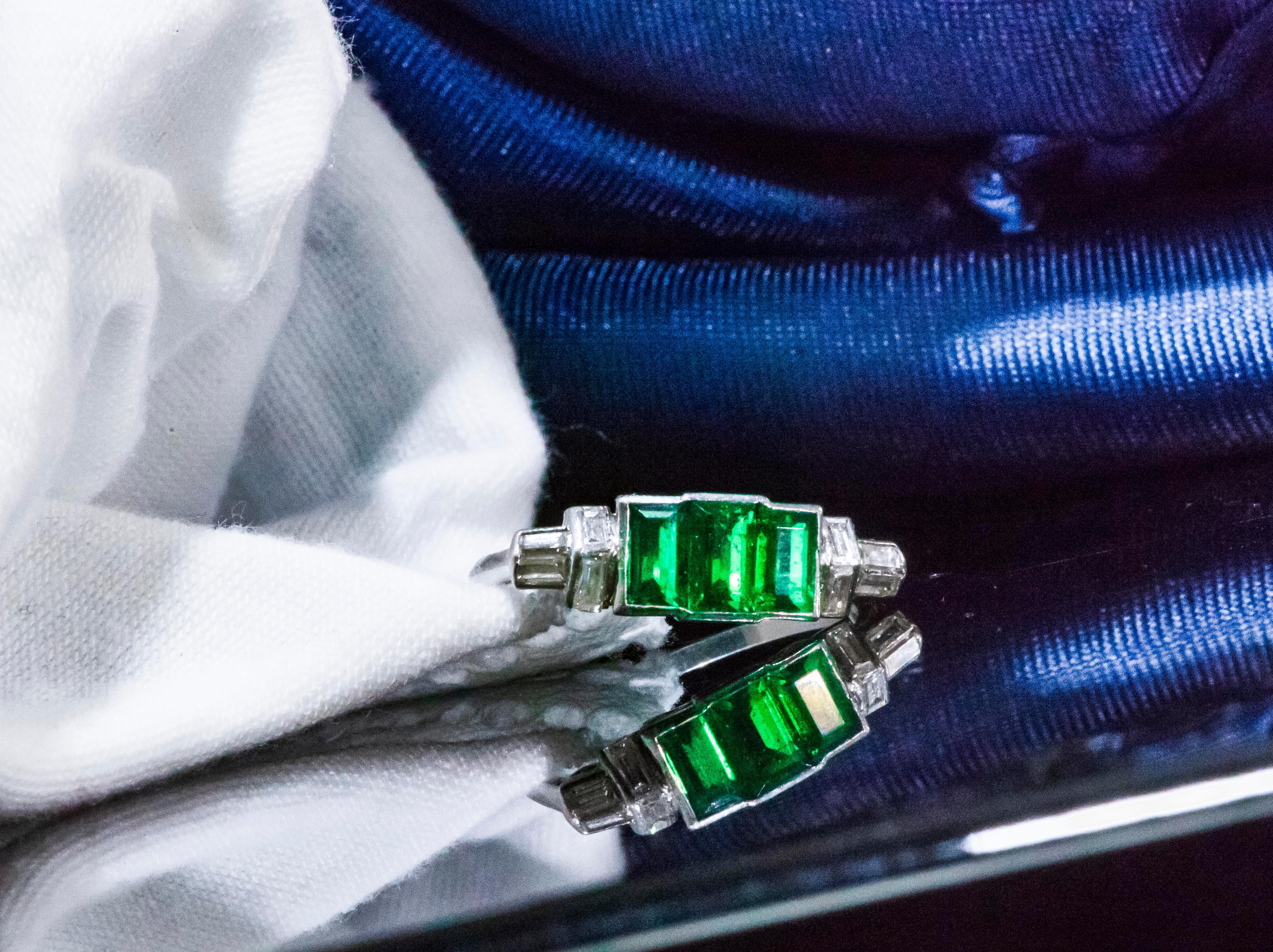 Women's or Men's Elegant Art Deco 1920s Platinum 2 Ct Emerald Cut Emerald & Diamond Trilogy Ring
