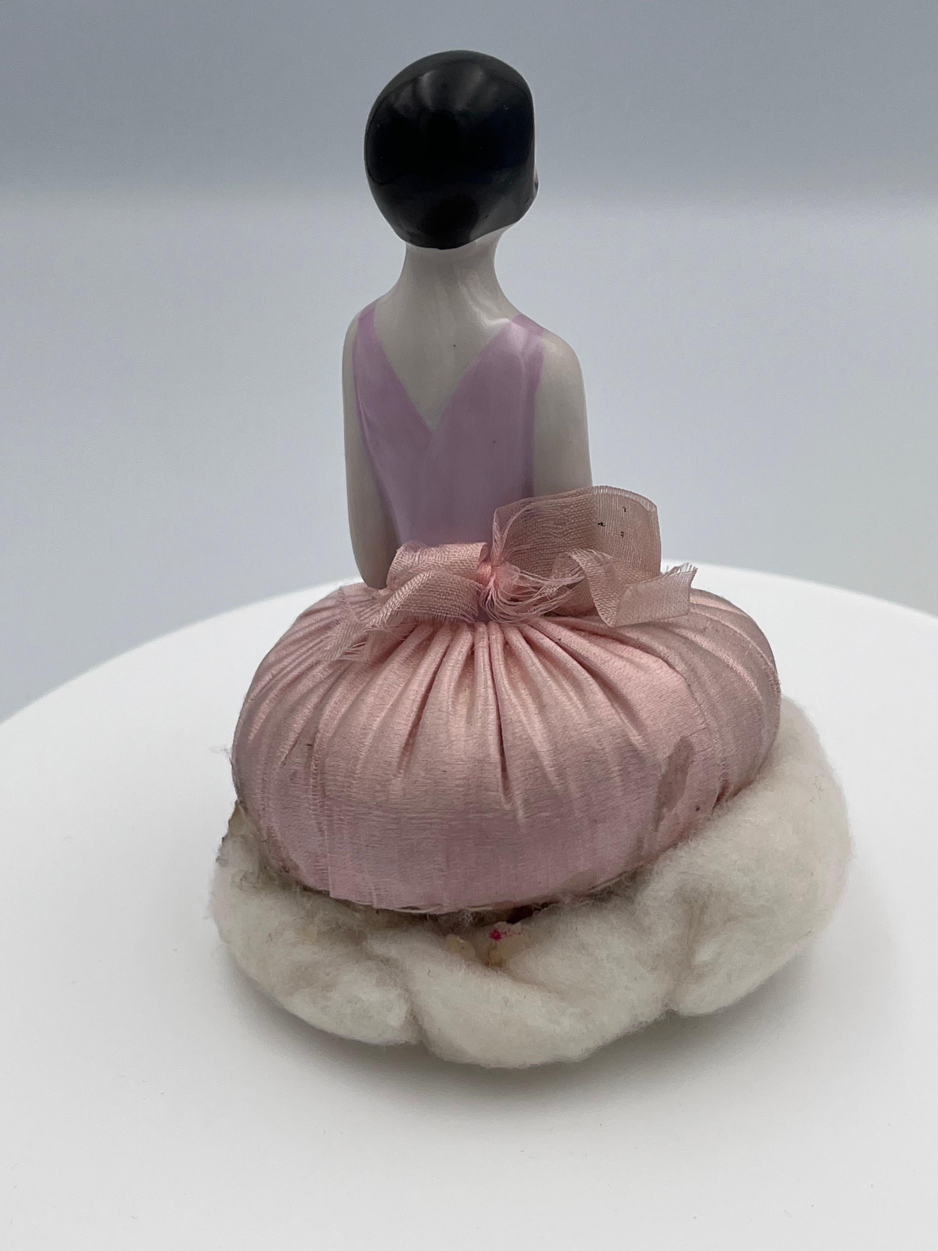 Elegant Art Deco 1920's Rose Pink German Porcelain Flapper Half Doll Vanity Puff en vente 3