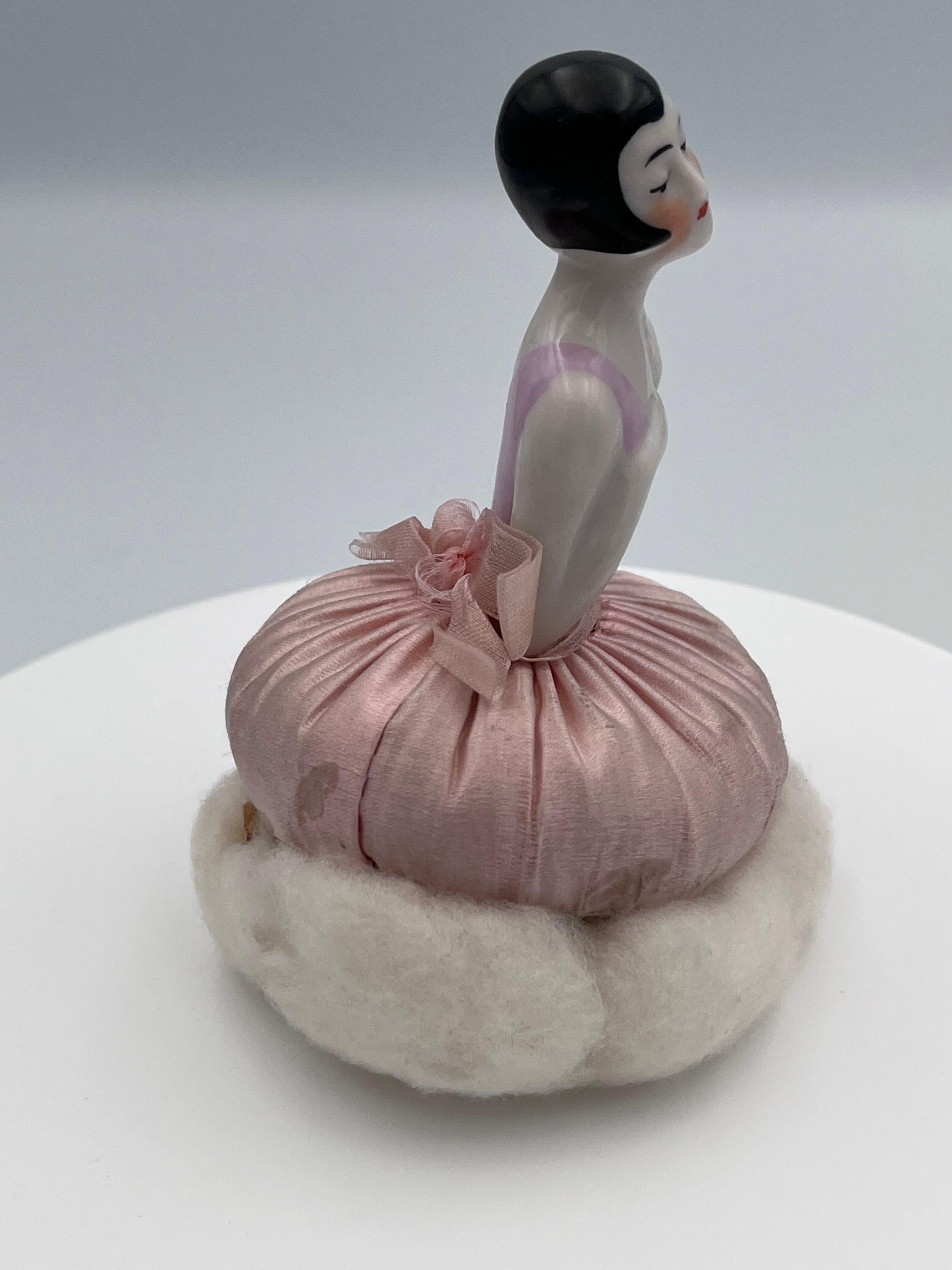 Elegant Art Deco 1920's Rose Pink German Porcelain Flapper Half Doll Vanity Puff en vente 4