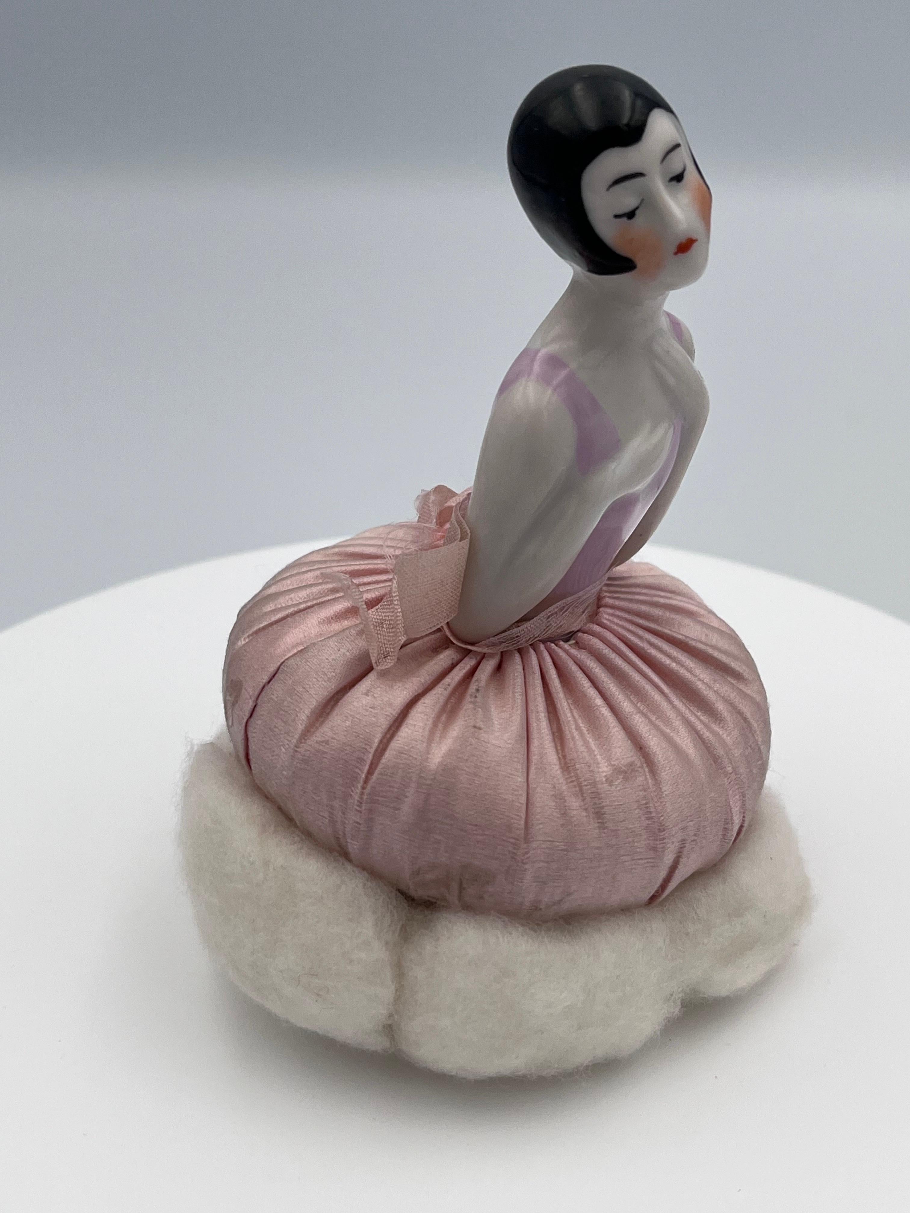 Elegant Art Deco 1920's Rose Pink German Porcelain Flapper Half Doll Vanity Puff en vente 5
