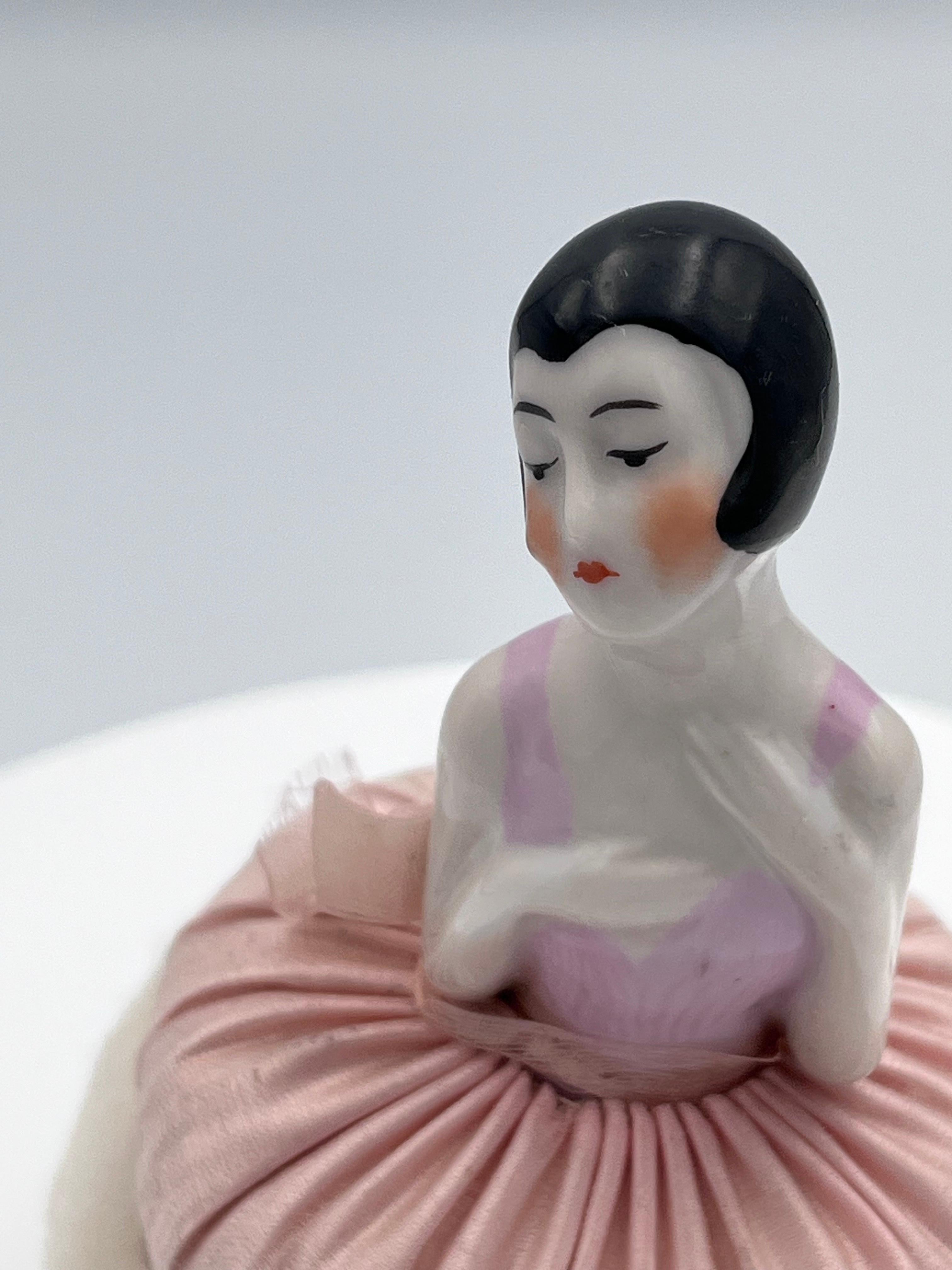Elegant Art Deco 1920's Rose Pink German Porcelain Flapper Half Doll Vanity Puff en vente 6