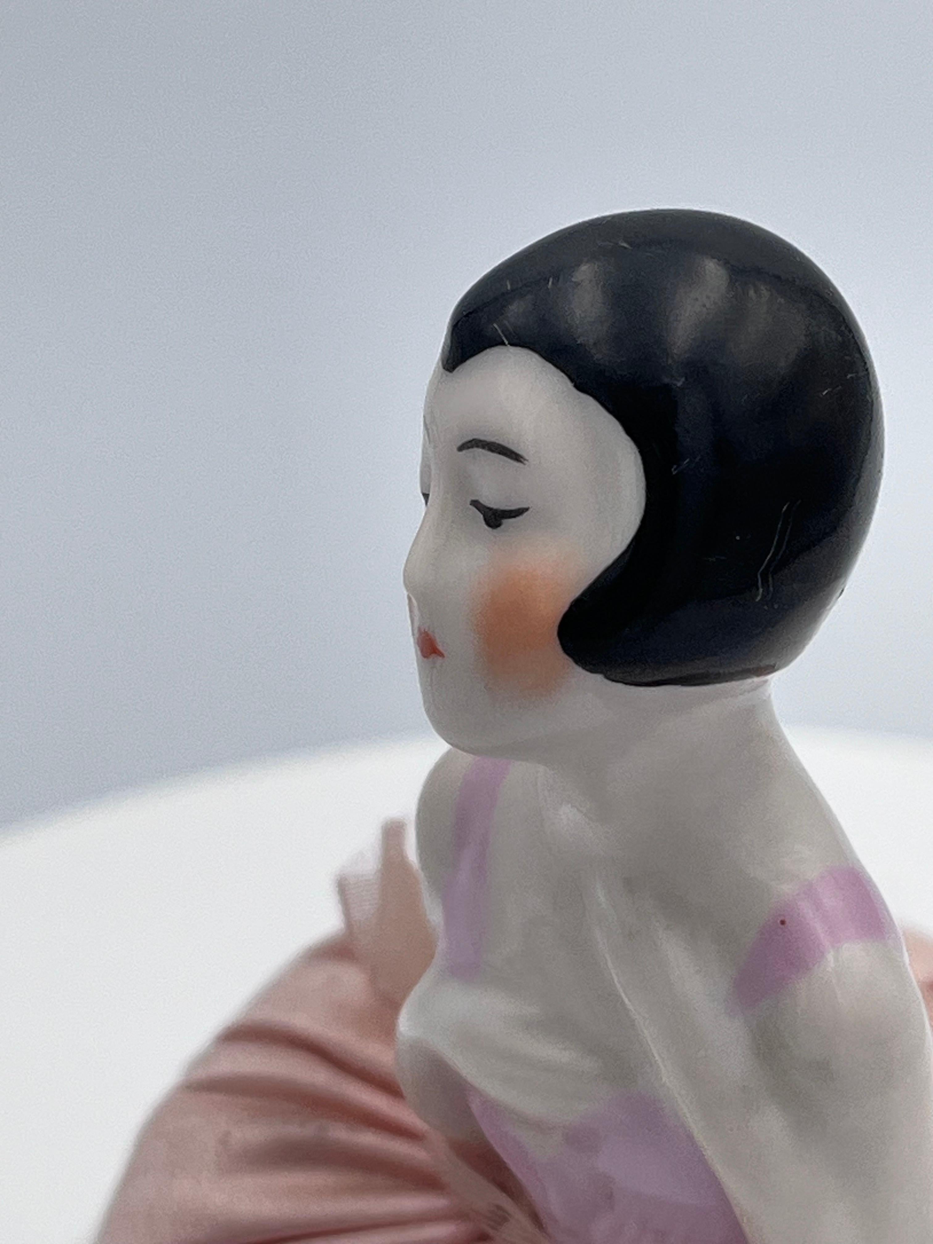 Elegant Art Deco 1920's Rose Pink German Porcelain Flapper Half Doll Vanity Puff en vente 7