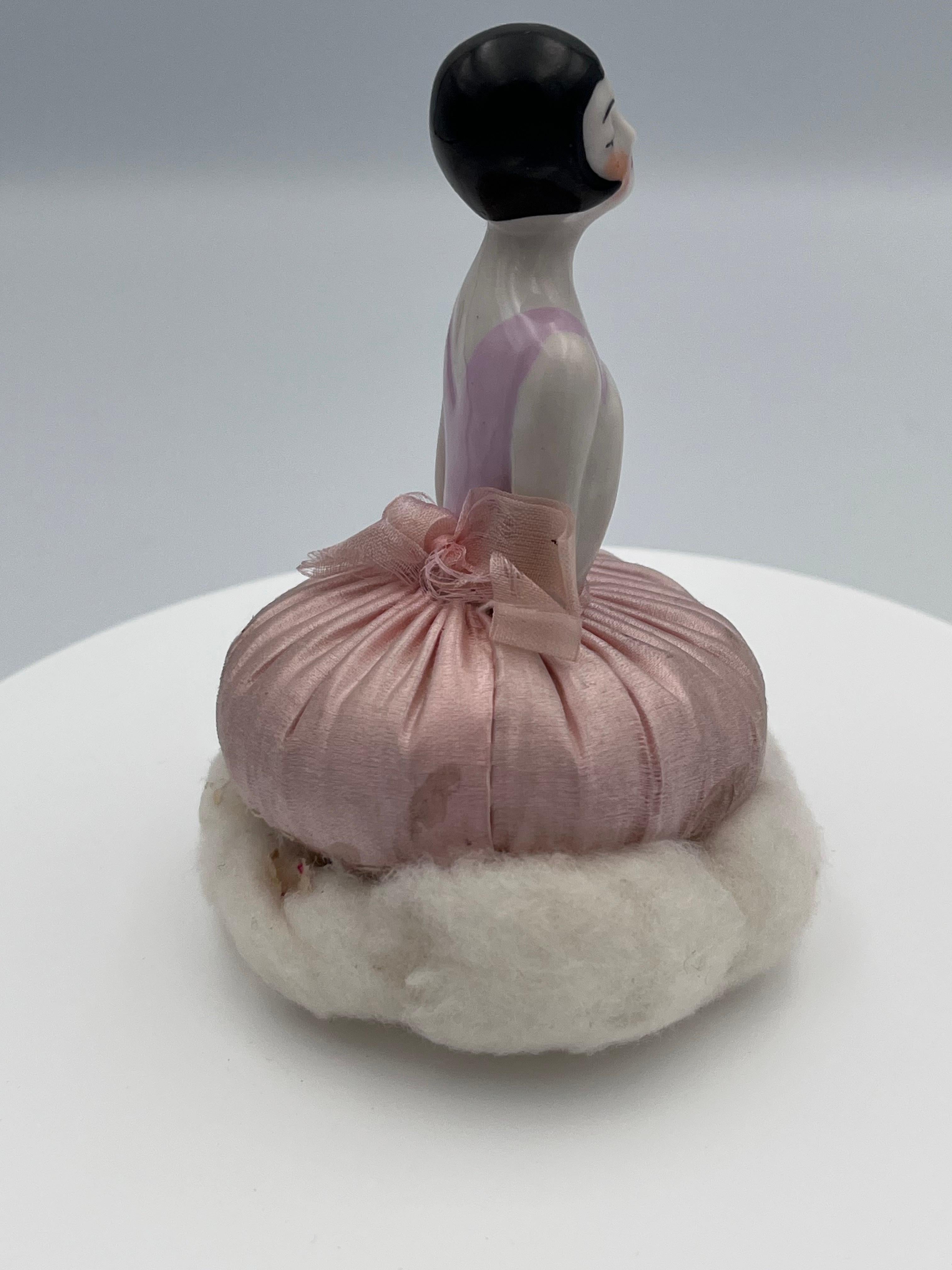 Elegant Art Deco 1920s Rose Pink German Porcelain Flapper Half Doll Vanity Powder Puff

Cette rare demi-poupée en porcelaine allemande Art déco des années 1920 capture le glamour et le charme ludique de l'époque des flappers. L'élégante dame affiche
