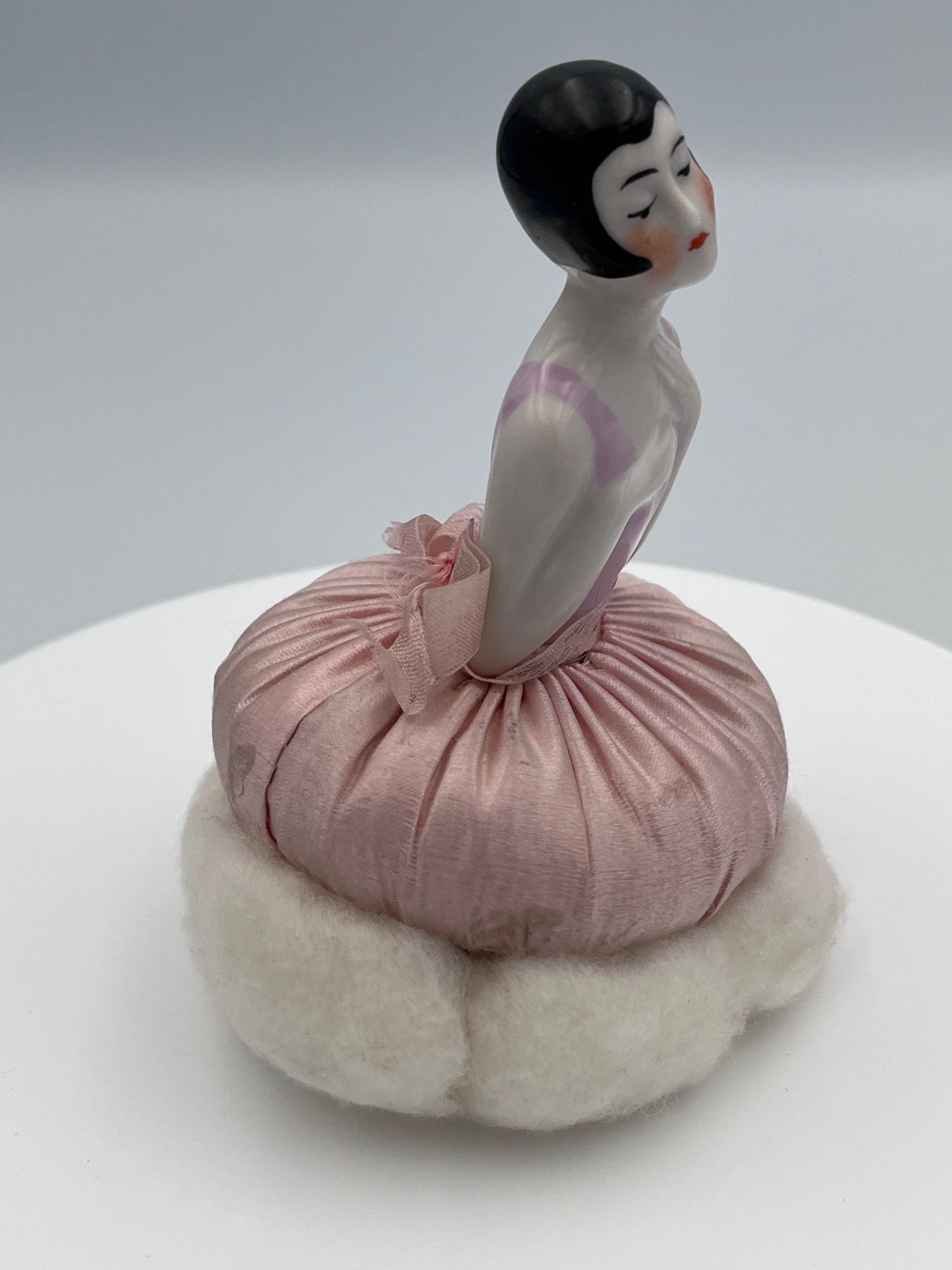 Art déco Elegant Art Deco 1920's Rose Pink German Porcelain Flapper Half Doll Vanity Puff en vente