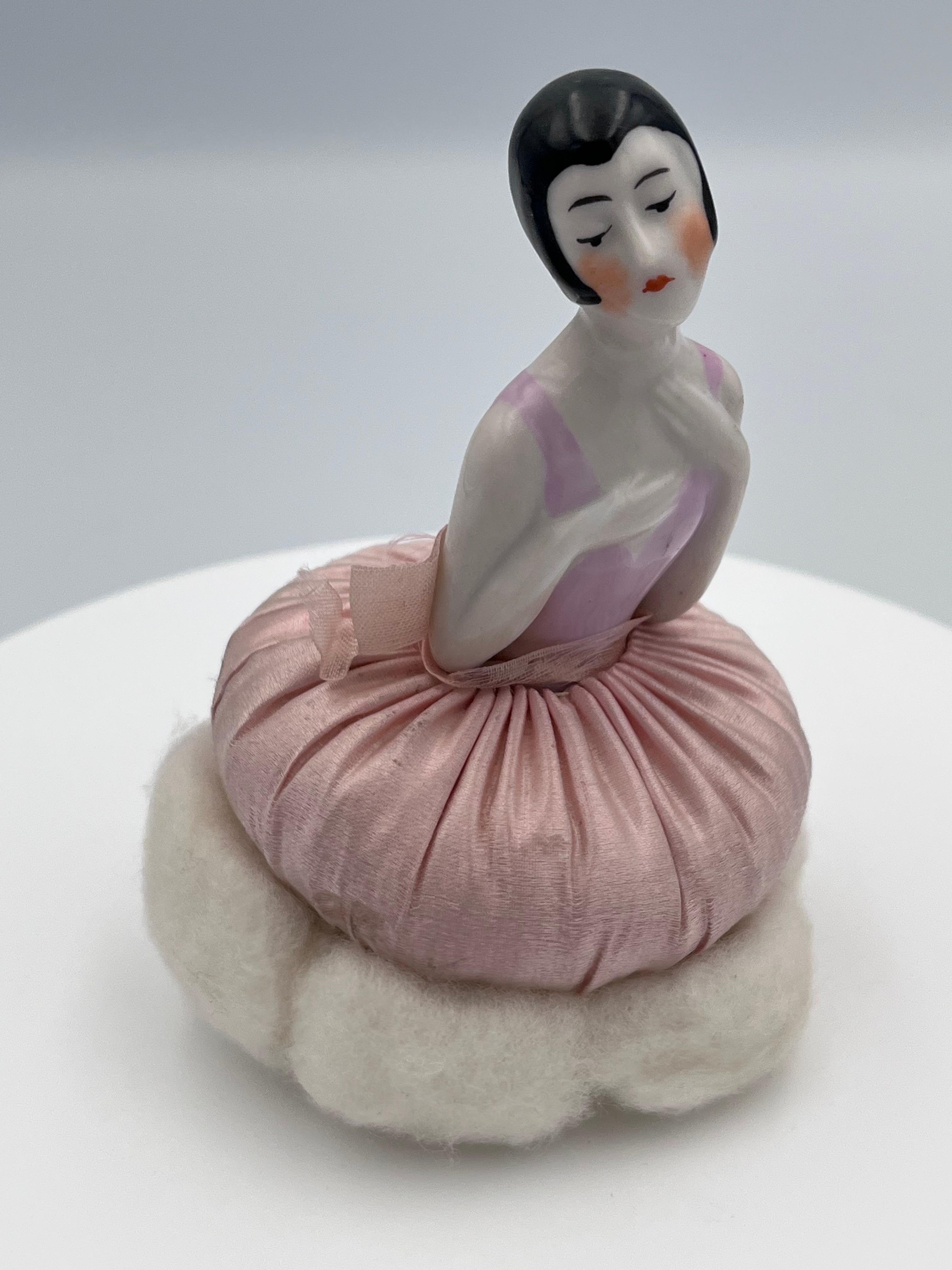 Vernissé Elegant Art Deco 1920's Rose Pink German Porcelain Flapper Half Doll Vanity Puff en vente