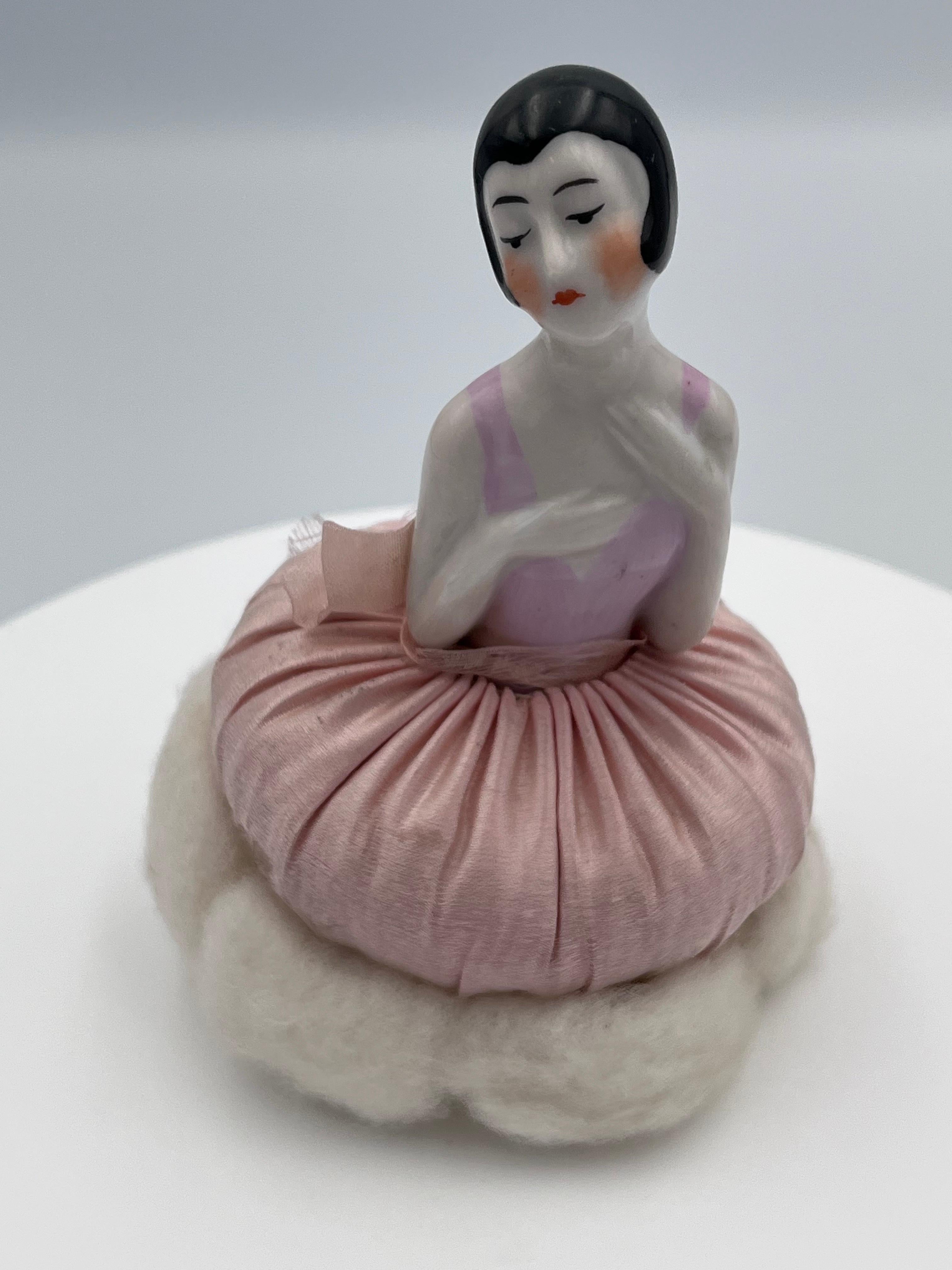 Elegant Art Deco 1920's Rose Pink German Porcelain Flapper Half Doll Vanity Puff Bon état - En vente à Red Lion, PA