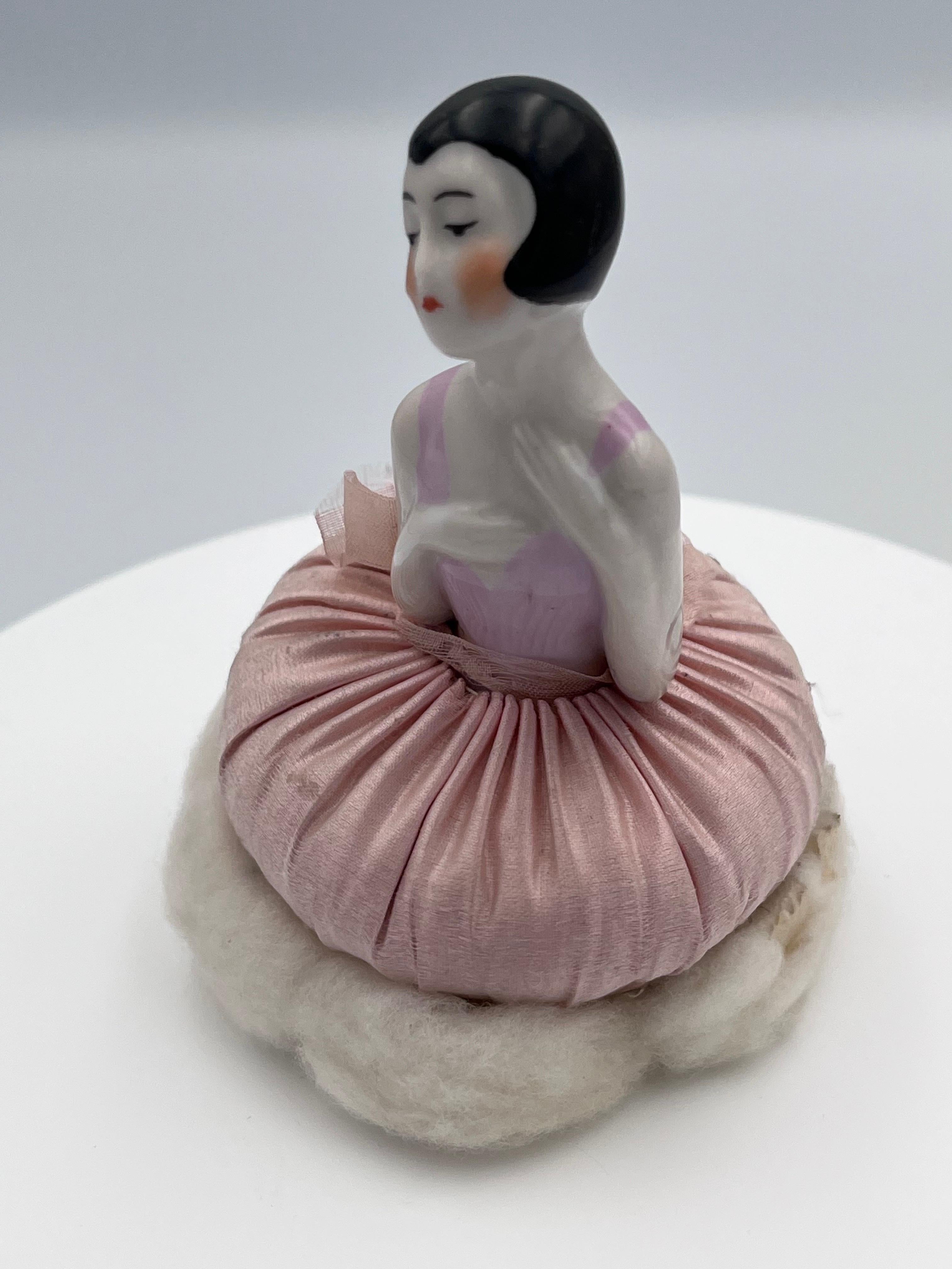 Début du 20ème siècle Elegant Art Deco 1920's Rose Pink German Porcelain Flapper Half Doll Vanity Puff en vente