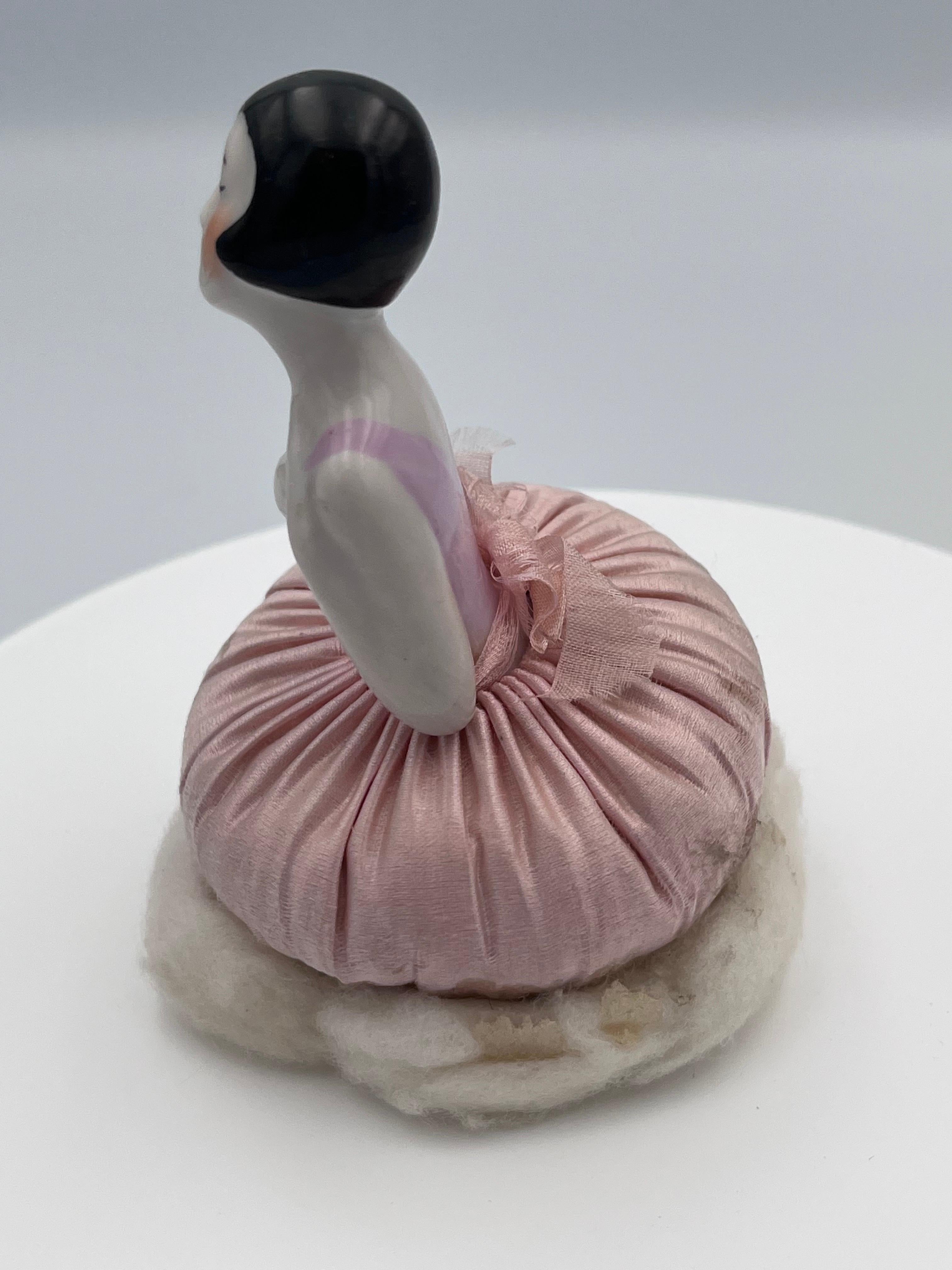 Porcelaine Elegant Art Deco 1920's Rose Pink German Porcelain Flapper Half Doll Vanity Puff en vente