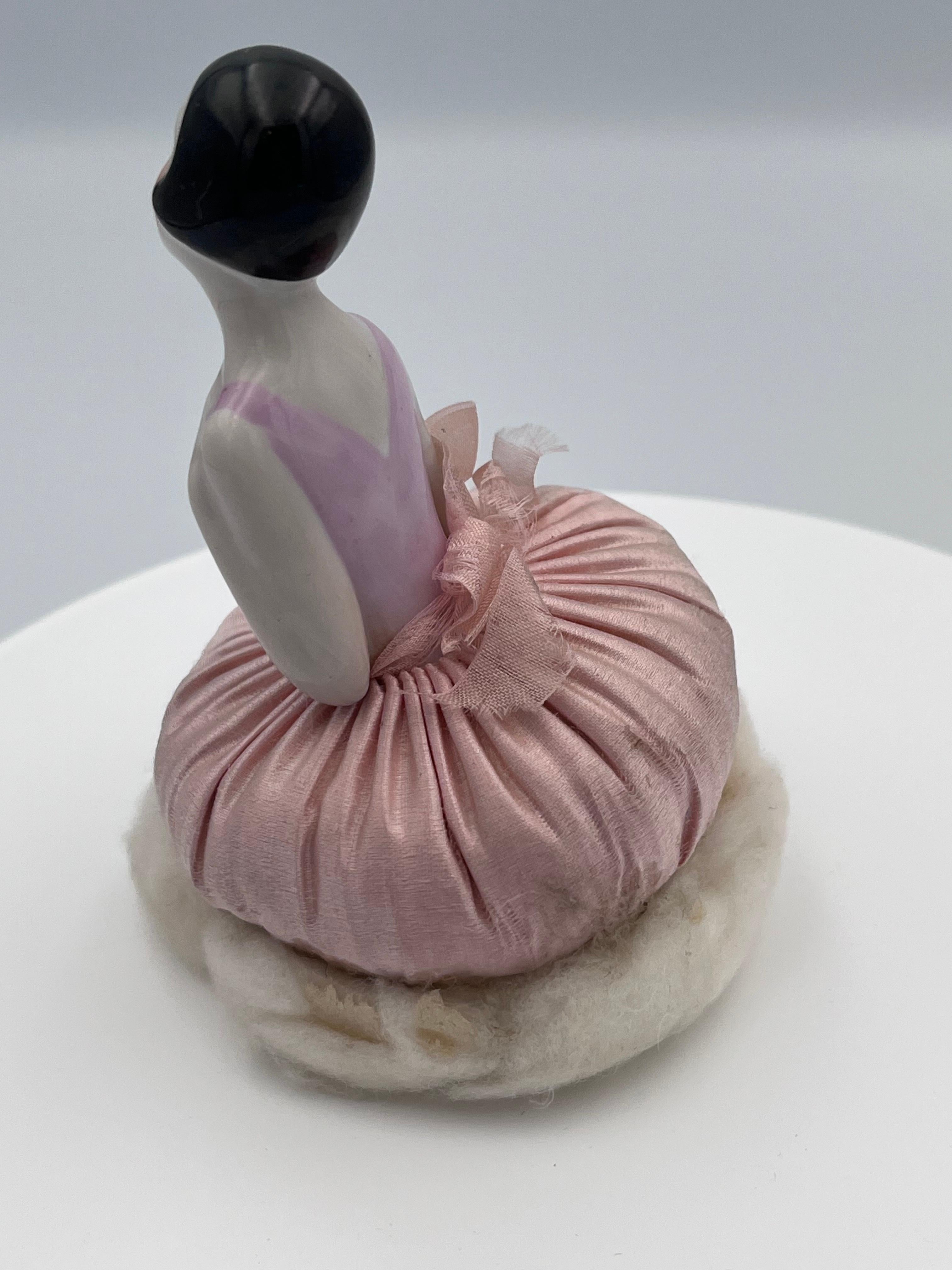 Elegant Art Deco 1920's Rose Pink German Porcelain Flapper Half Doll Vanity Puff en vente 1