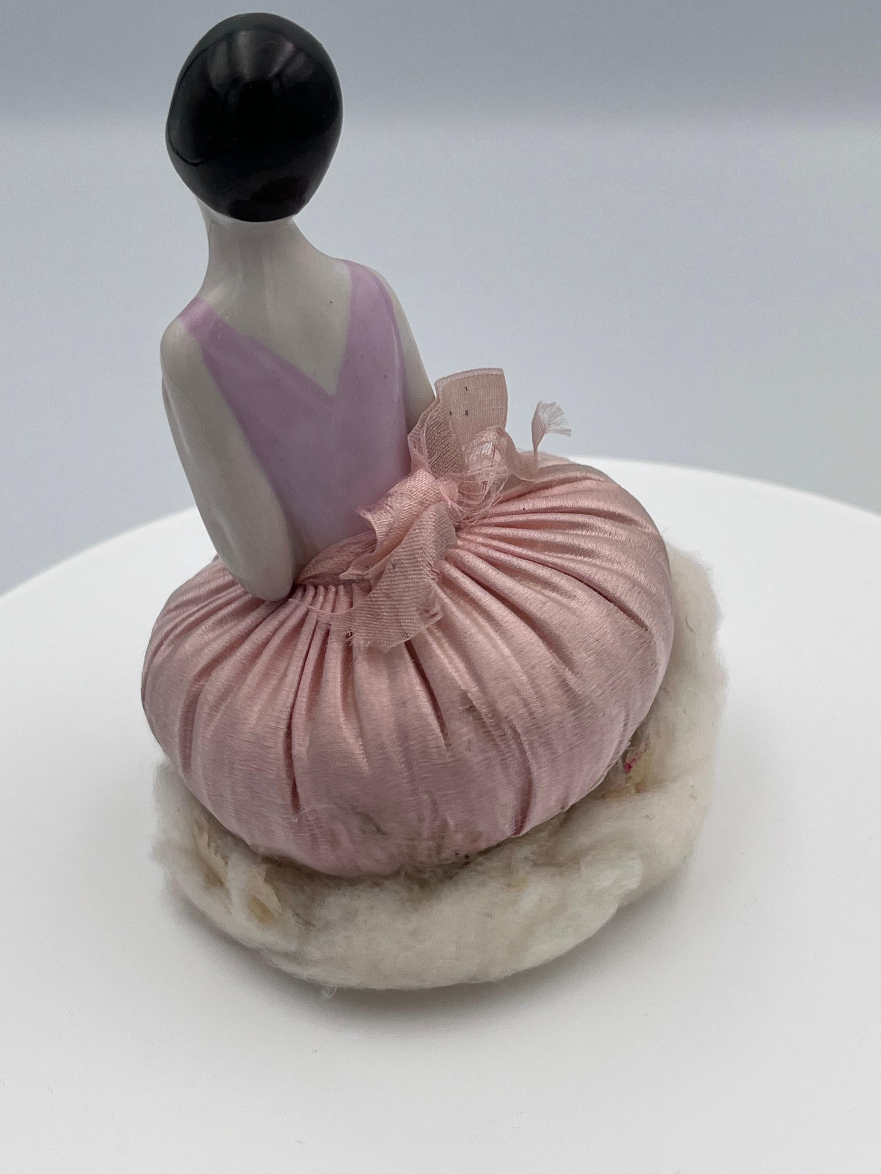 Elegant Art Deco 1920's Rose Pink German Porcelain Flapper Half Doll Vanity Puff en vente 2