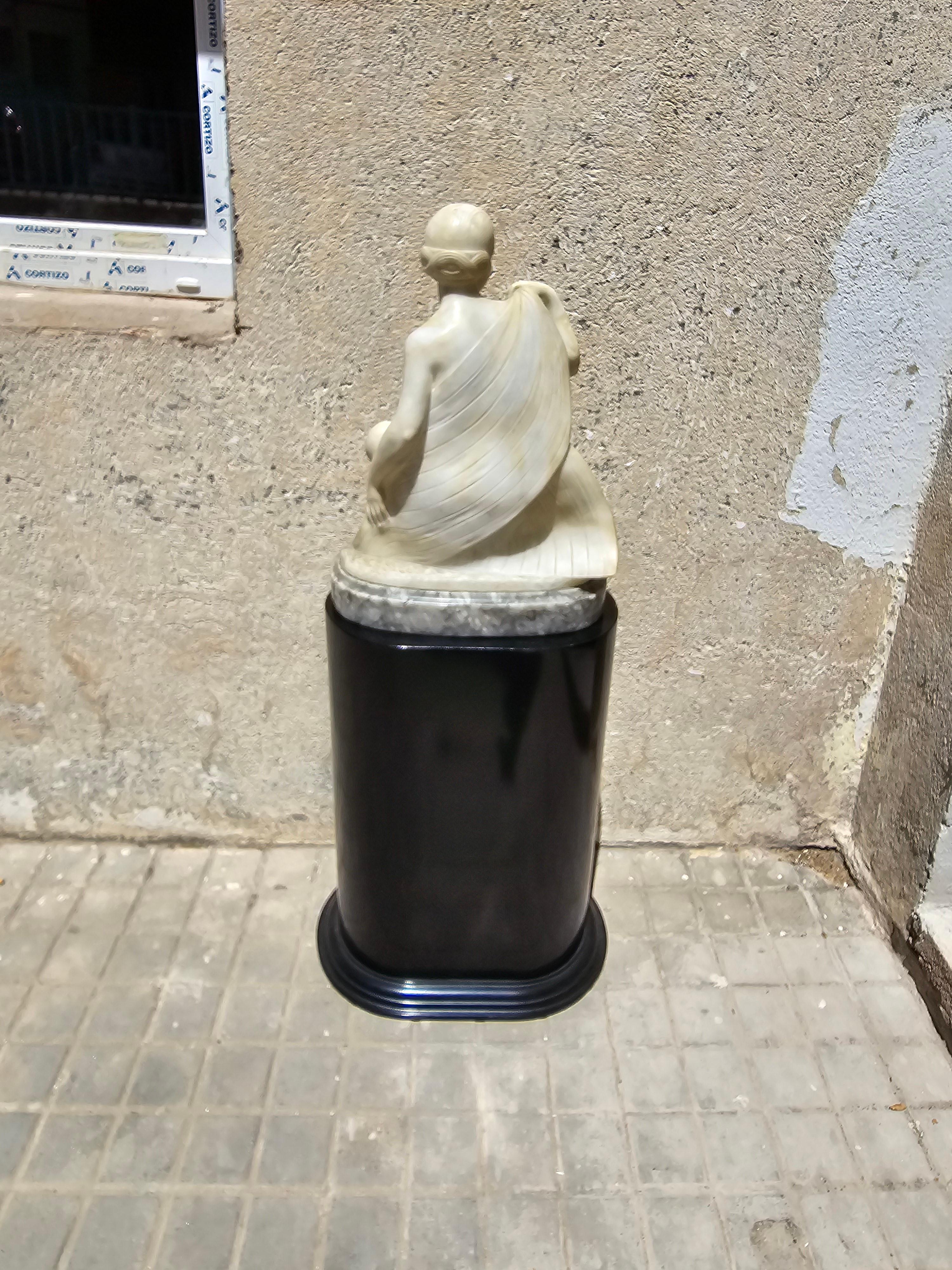 Elegante scultura in alabastro Art Deco che simboleggia una ballerina in vendita 8