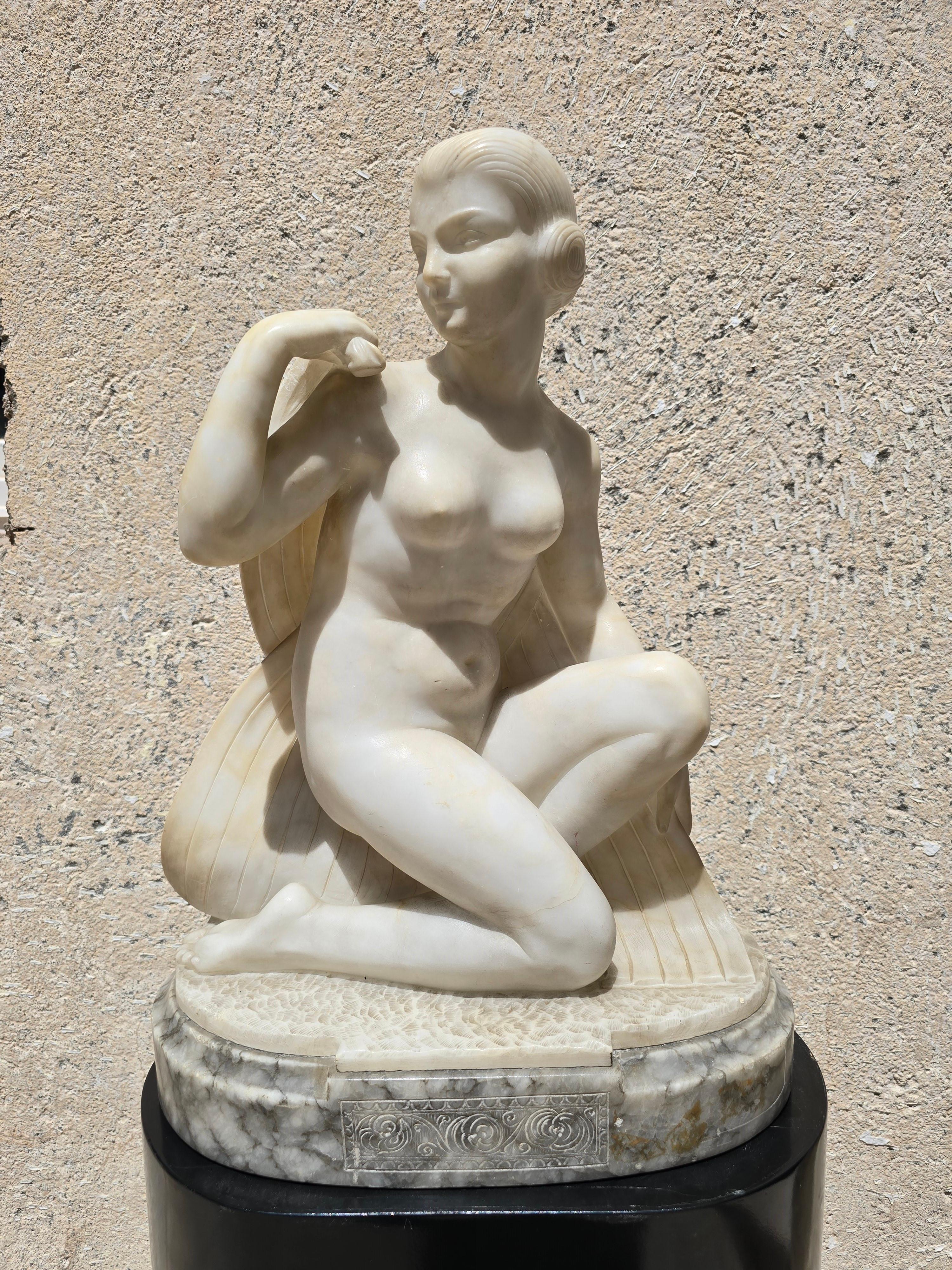 Trasforma il tuo spazio con questa raffinata scultura in alabastro Art Deco degli anni '20, che raffigura una ballerina. Questa scultura è in ottime condizioni, priva di rotture o riparazioni, e reca la firma 