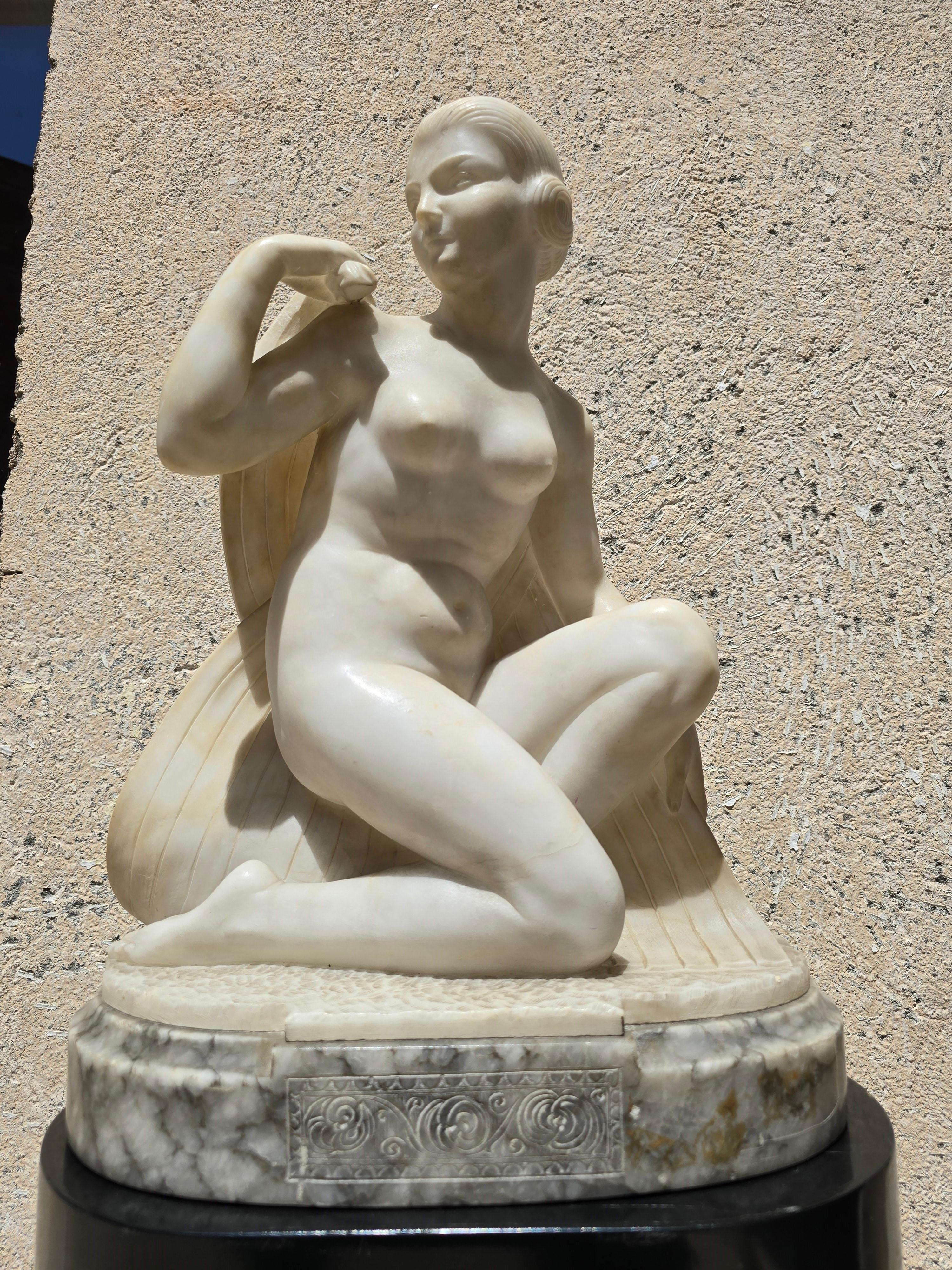 Alabastro Elegante scultura in alabastro Art Deco che simboleggia una ballerina in vendita