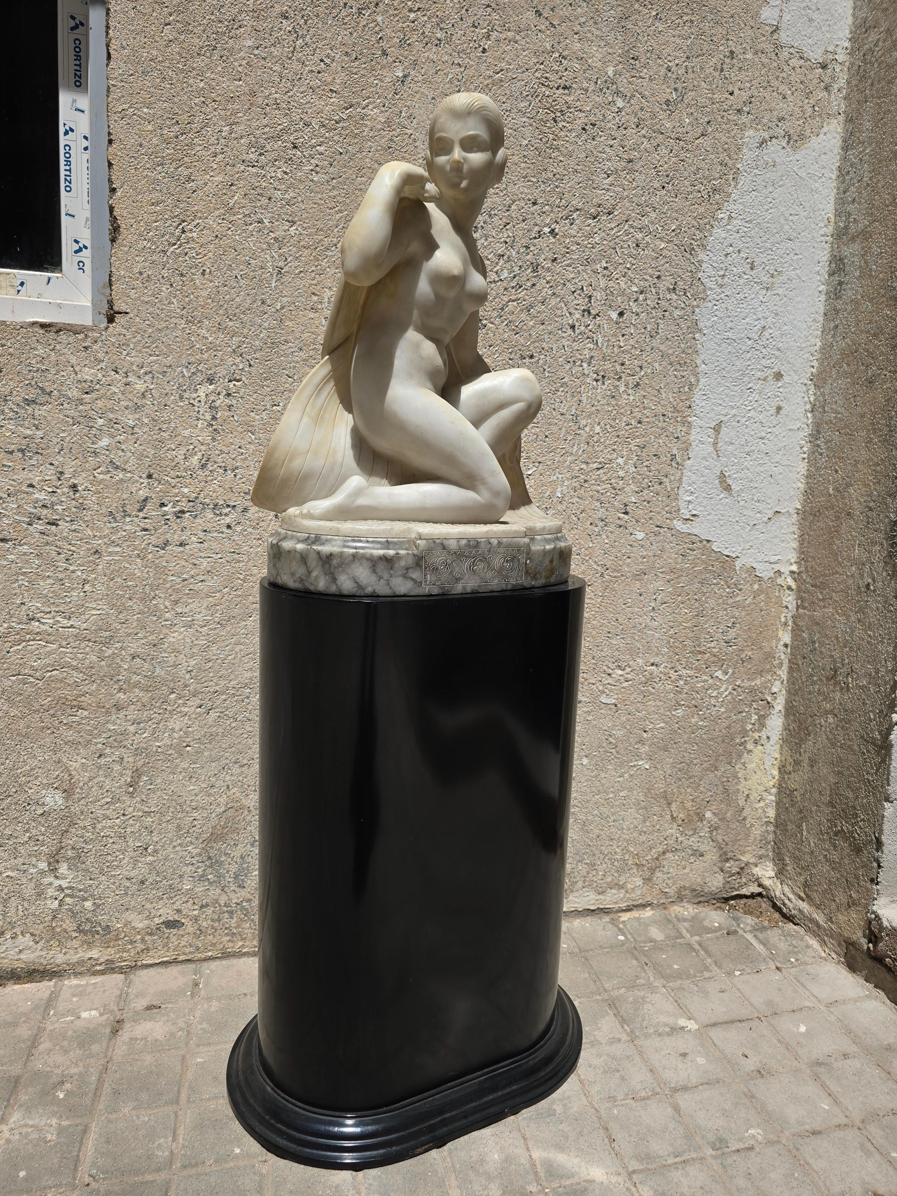 Elegante scultura in alabastro Art Deco che simboleggia una ballerina in vendita 2