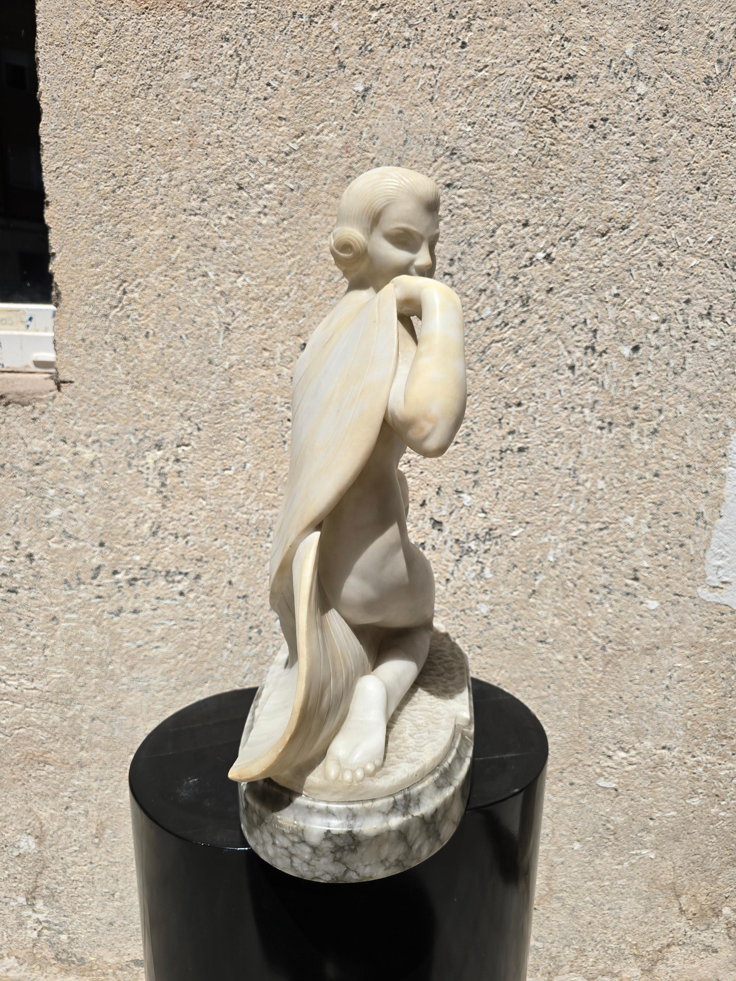Elegante scultura in alabastro Art Deco che simboleggia una ballerina in vendita 4