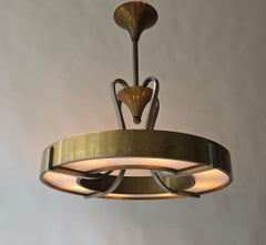 Elegante araña Art Déco y Bauhaus de latón y cristal opalino