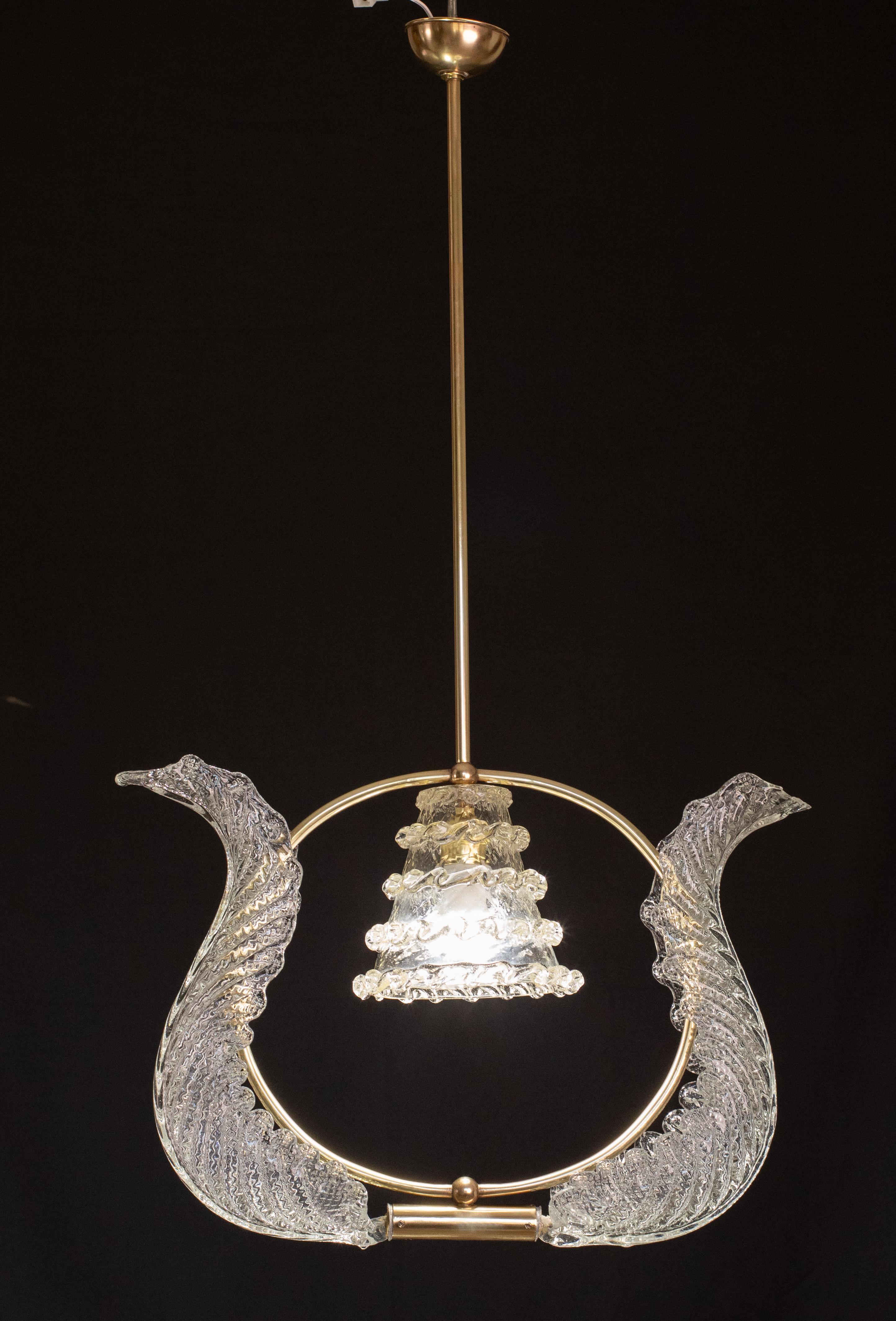 Grazioso lampadario di Murano attribuito a Ercole Barovier.

Il lampadario misura 85 centimetri di altezza, 30 centimetri senza asta e 35 centimetri di diametro.

Buone condizioni d'epoca ma c'è un piccolissimo difetto su una foglia, non visibile