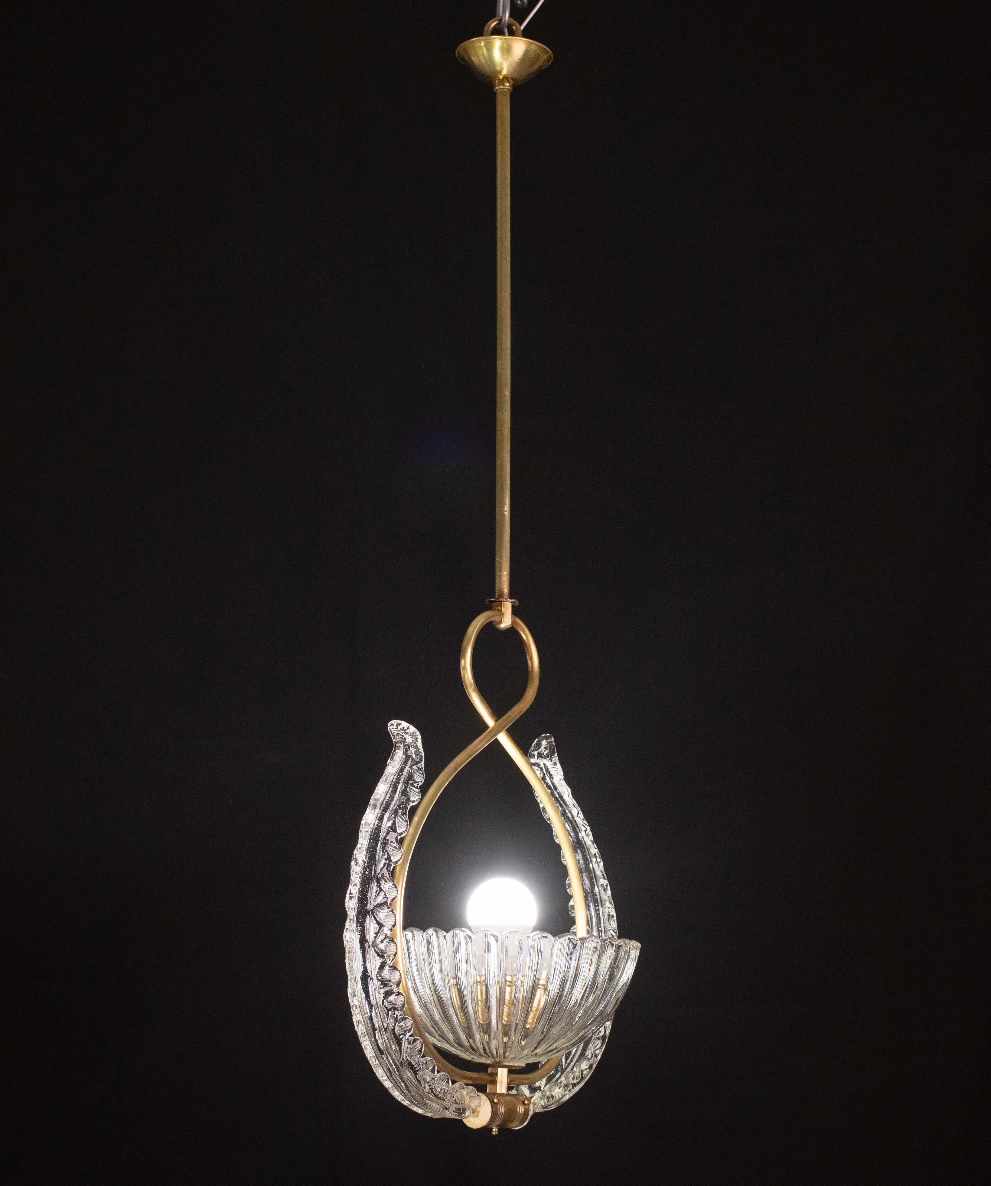 Grazioso lampadario di Murano attribuito a Barovier&Toso.

Periodo 1950.

Il lampadario misura 80 centimetri di altezza e 33 di diametro.

Eccellenti condizioni vintage.

È possibile passare agli standard USA.
