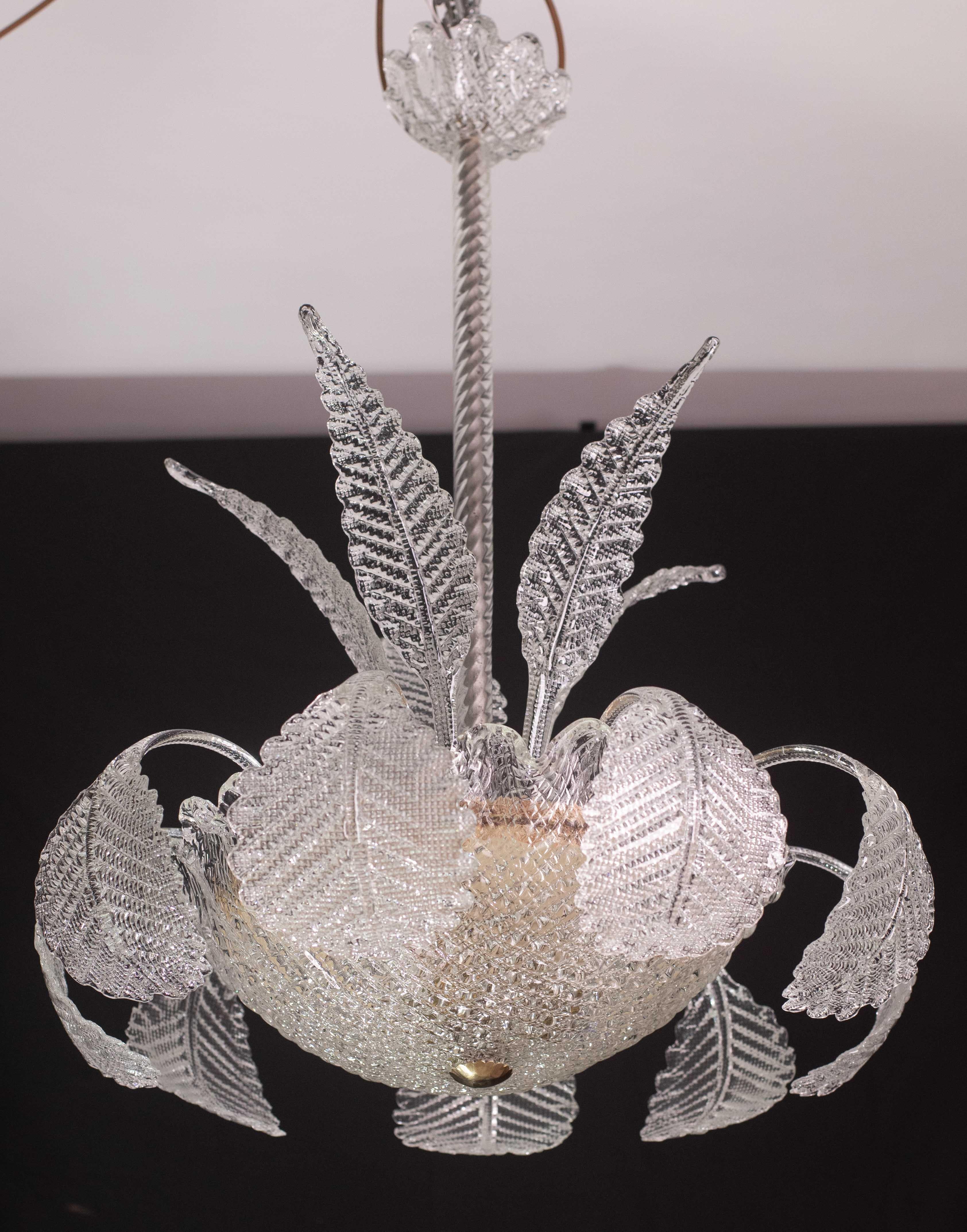 Straordinario lampadario Art Déco realizzato dalla vetreria Barovier & Toso negli anni 1940-1950.
Il lampadario è alto 90 centimetri e largo 75 centimetri.
Monta tre luci E27, con possibilità di commutazione per gli standard USA. Il lampadario è
